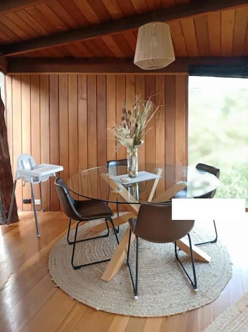 Wilderness Retreat 15mins to CBD, bath tub, forest views