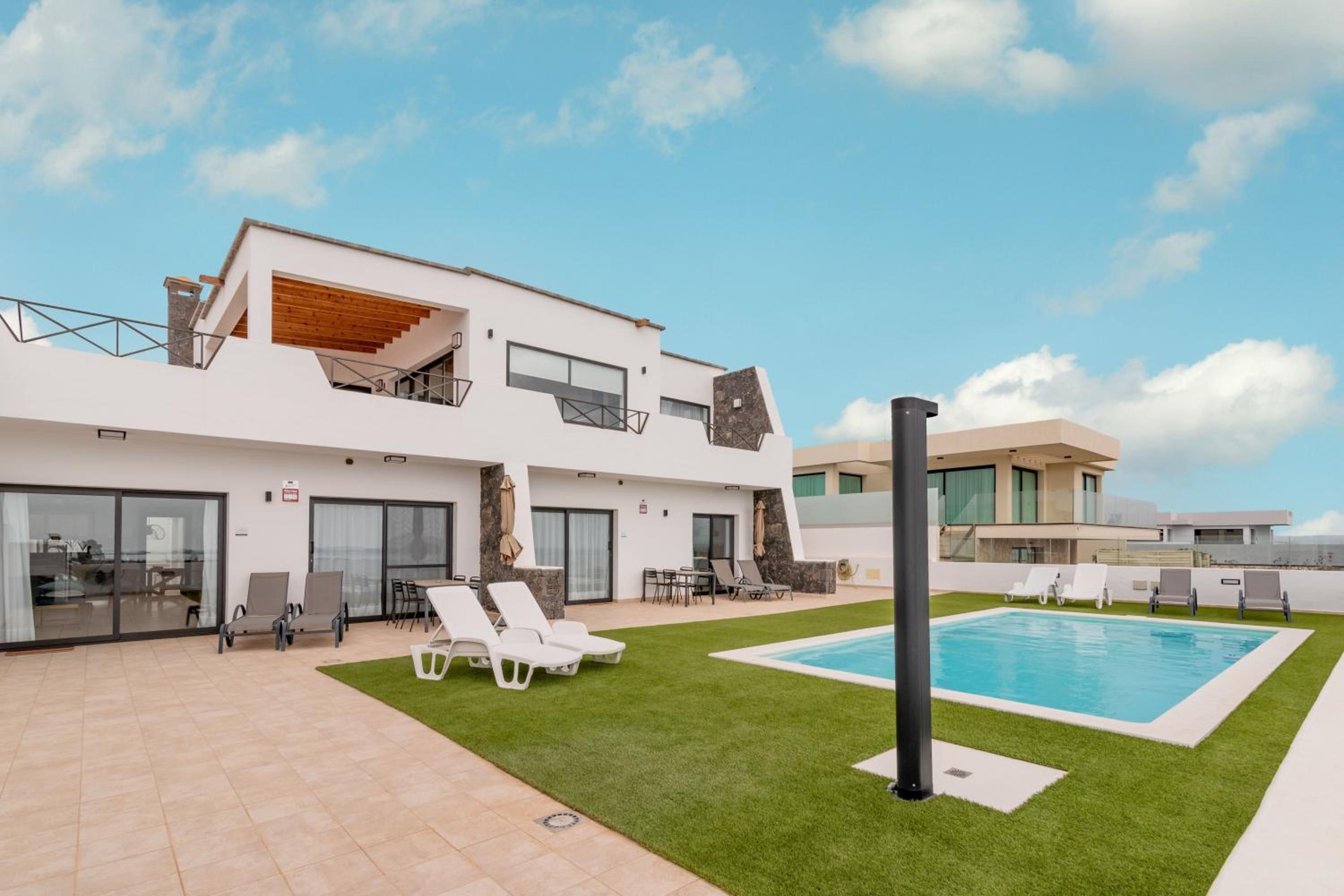 SUNSHINE Saltwater heated pool