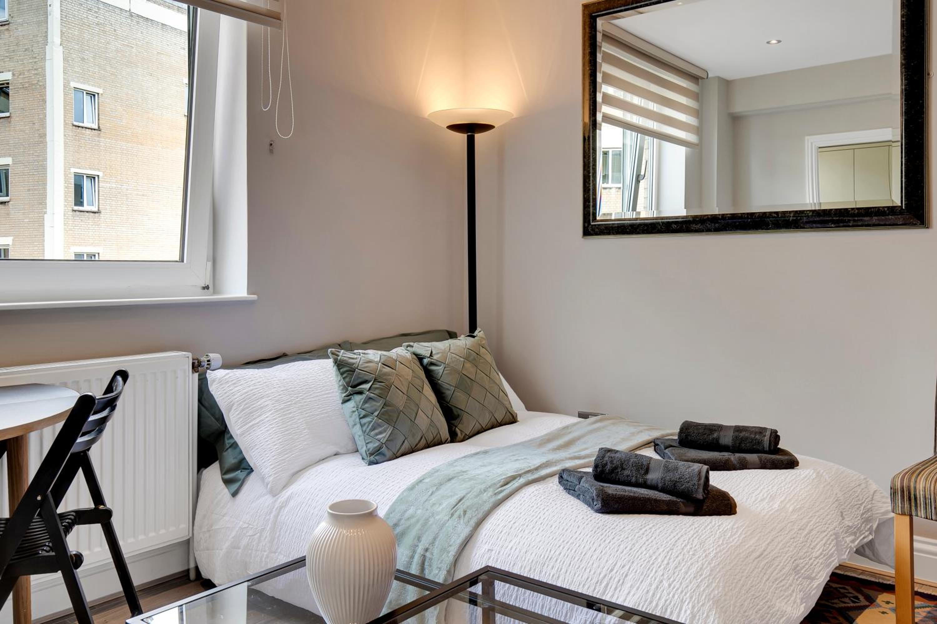 Chelsea Cloisters Studio by Eagle Apartments view 2