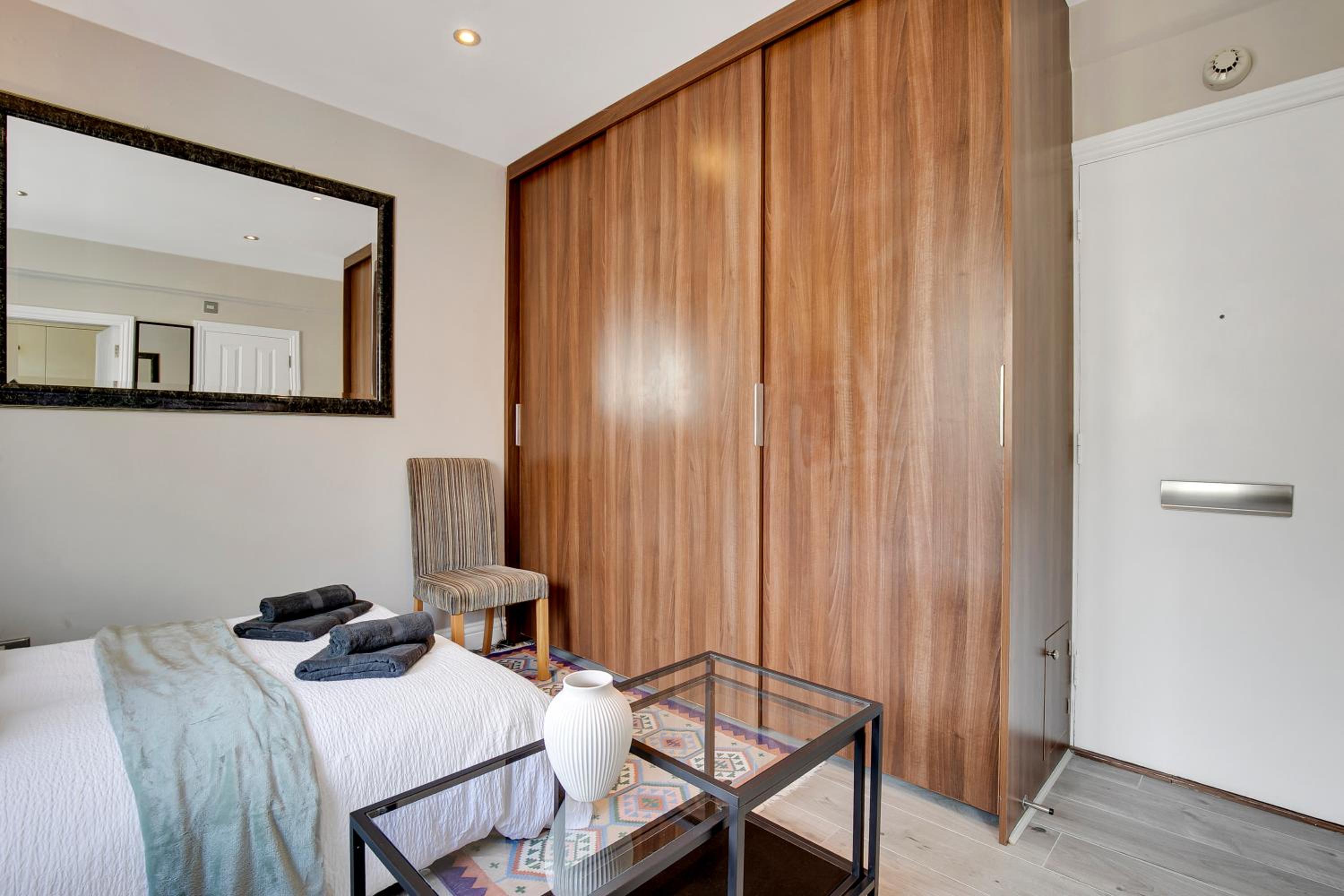 Chelsea Cloisters Studio by Eagle Apartments view 4
