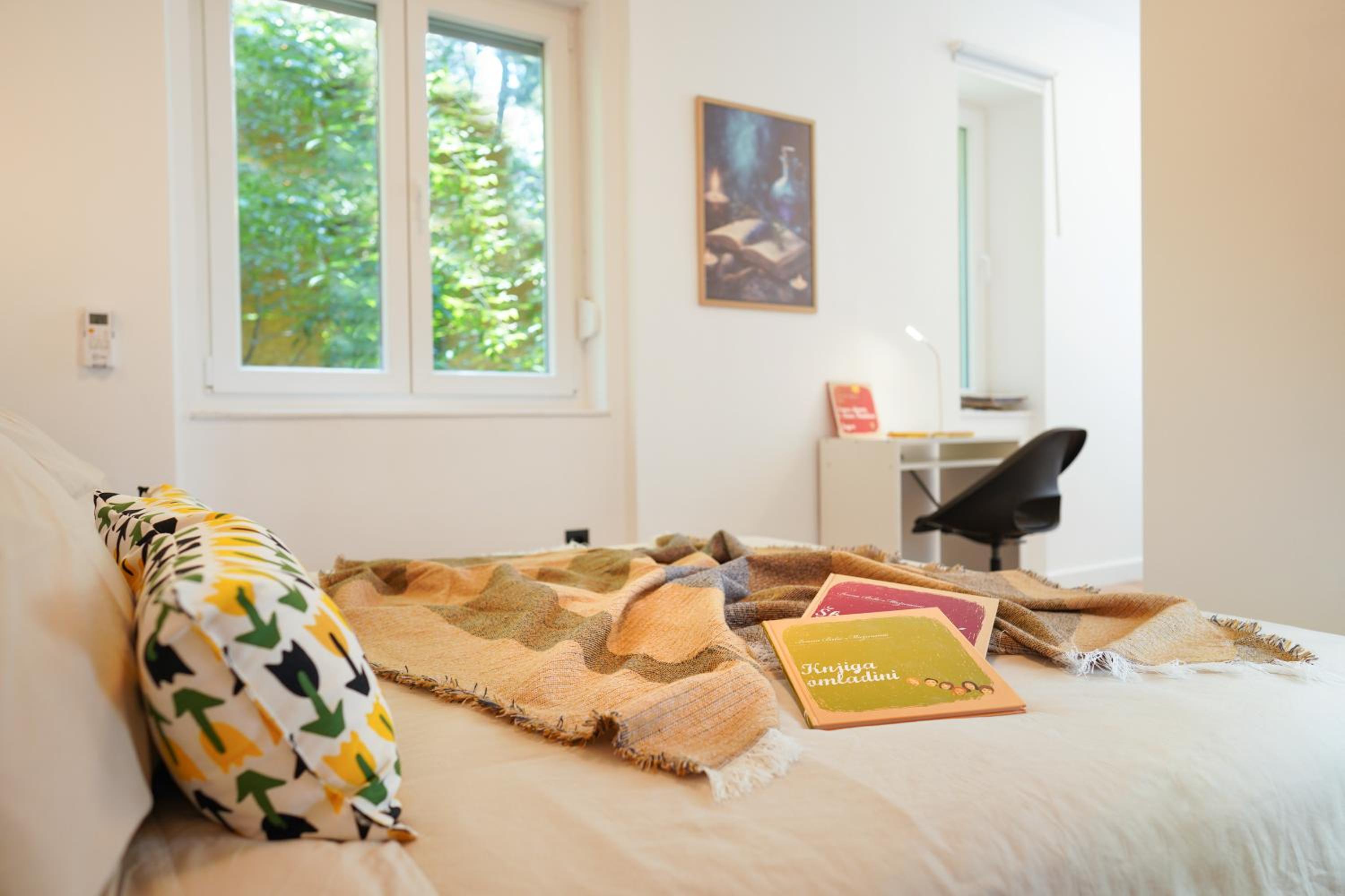 Fabula - Renovated 2-BR Apt with Fast WiFi view 2