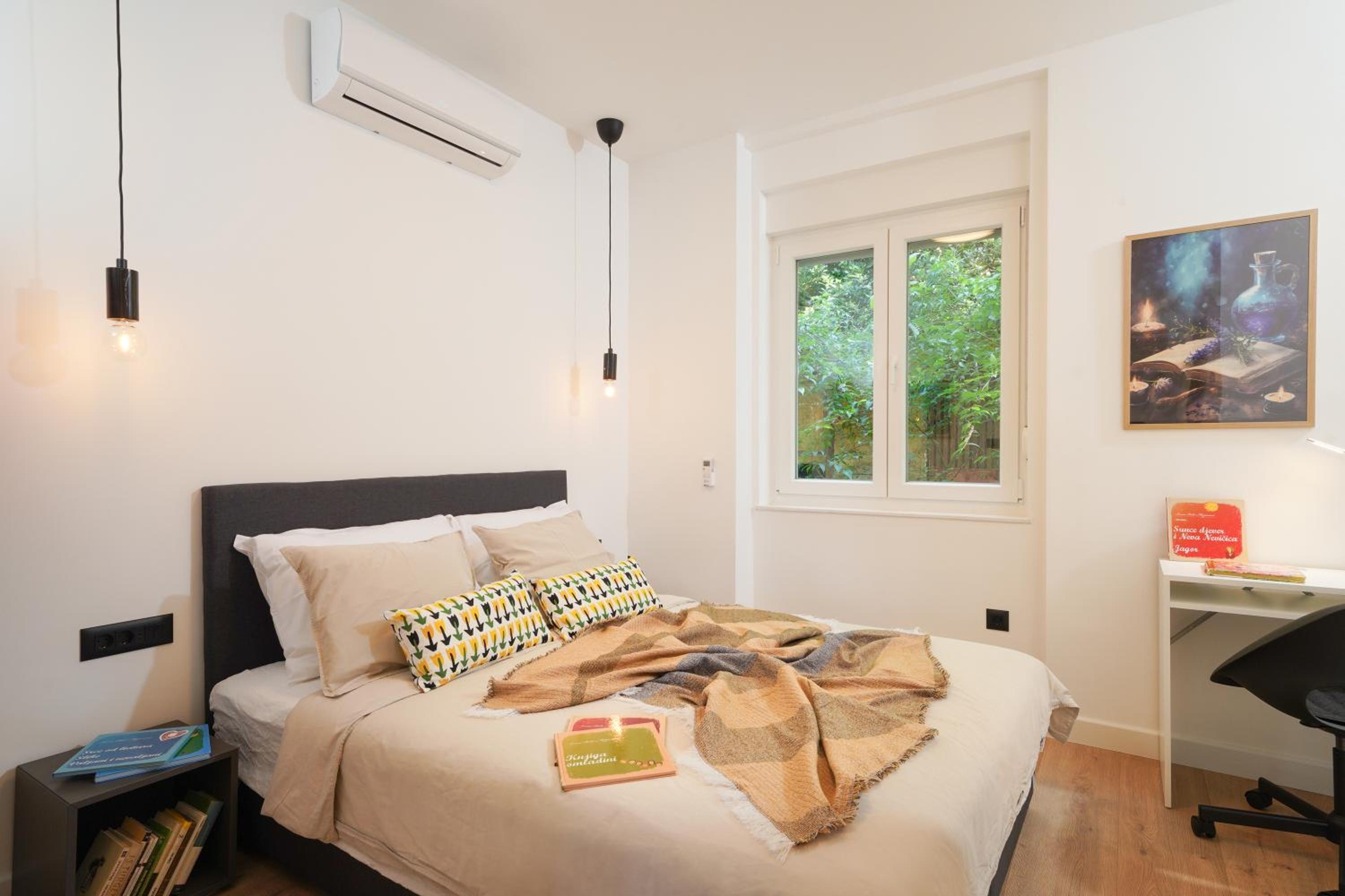 Fabula - Renovated 2-BR Apt with Fast WiFi view 3