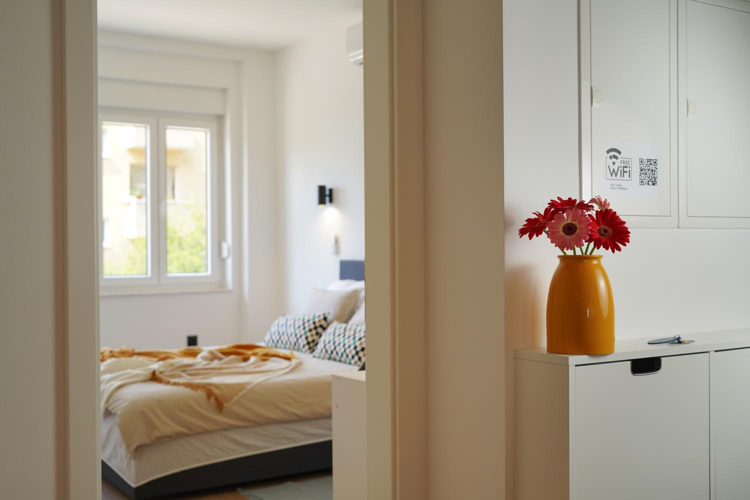 Fabula - Renovated 2-BR Apt with Fast WiFi view 4