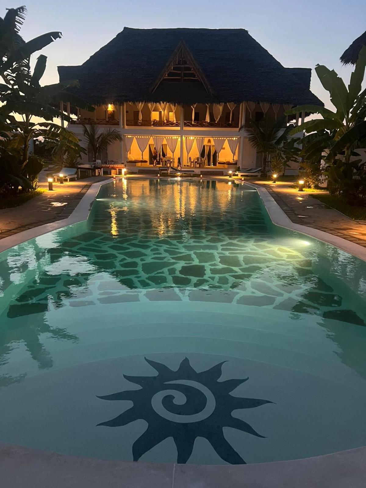 RiccArDella House Rafiki Tamu