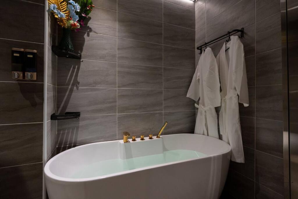 Romantic Homestay JB #Bathtub #Couple #Mood