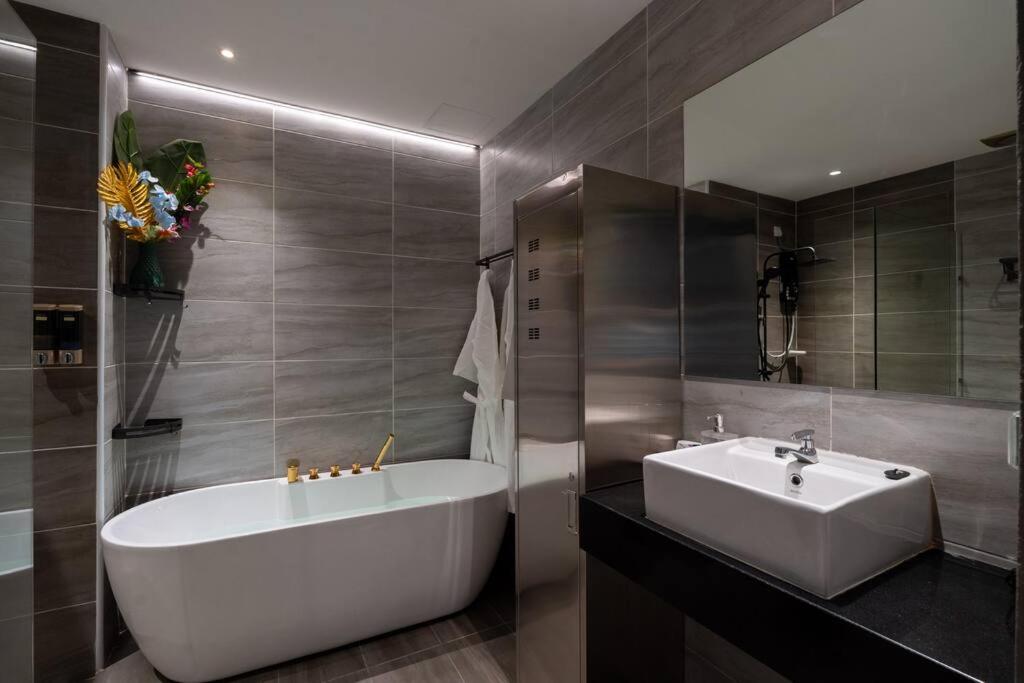 Romantic Homestay JB #Bathtub #Couple #Mood