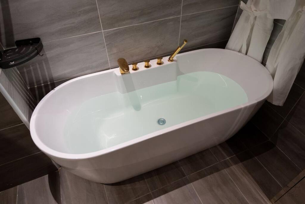 Romantic Homestay JB #Bathtub #Couple #Mood