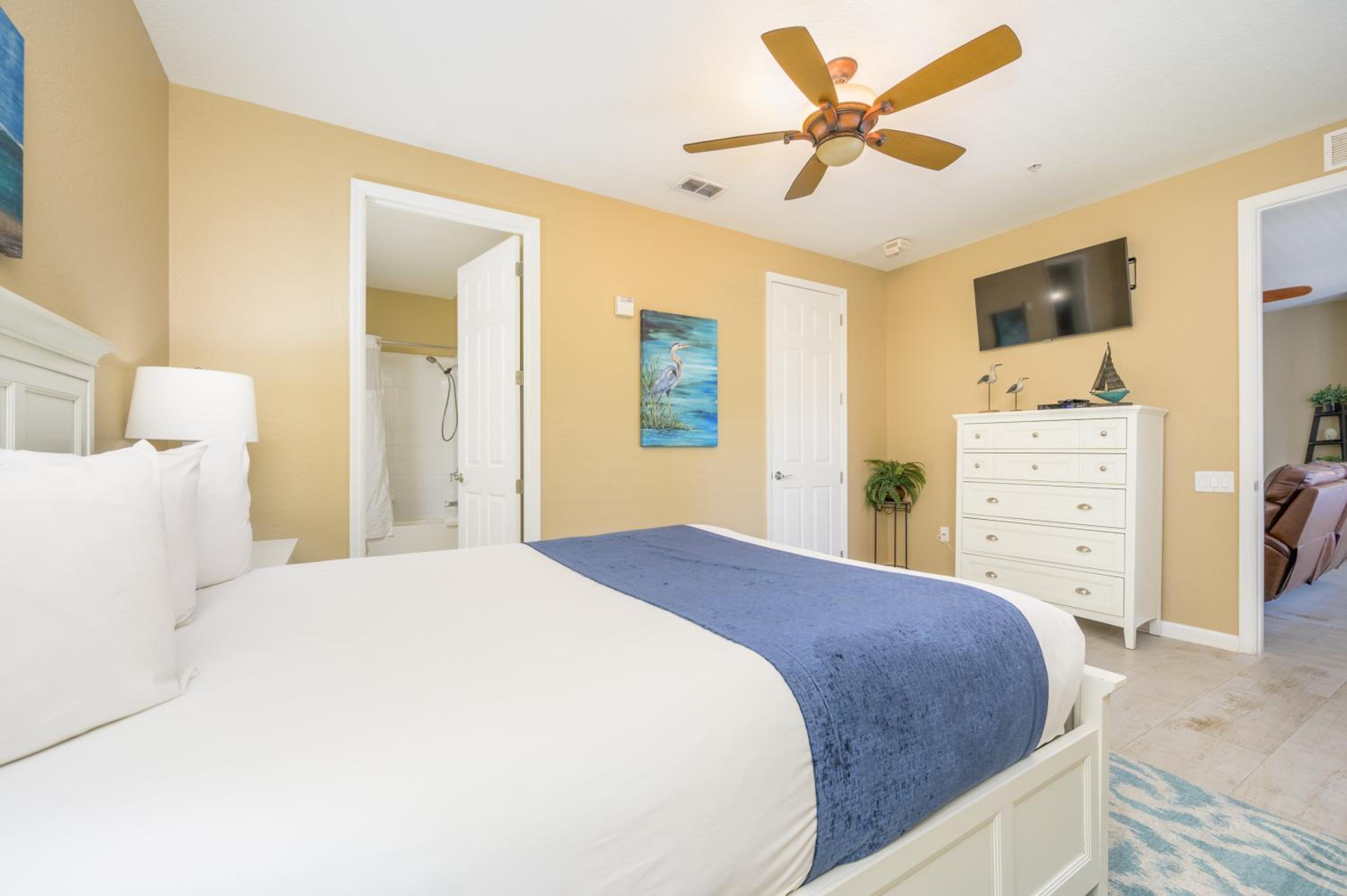 Premium Lake View Condo , Vista Cay - 1007