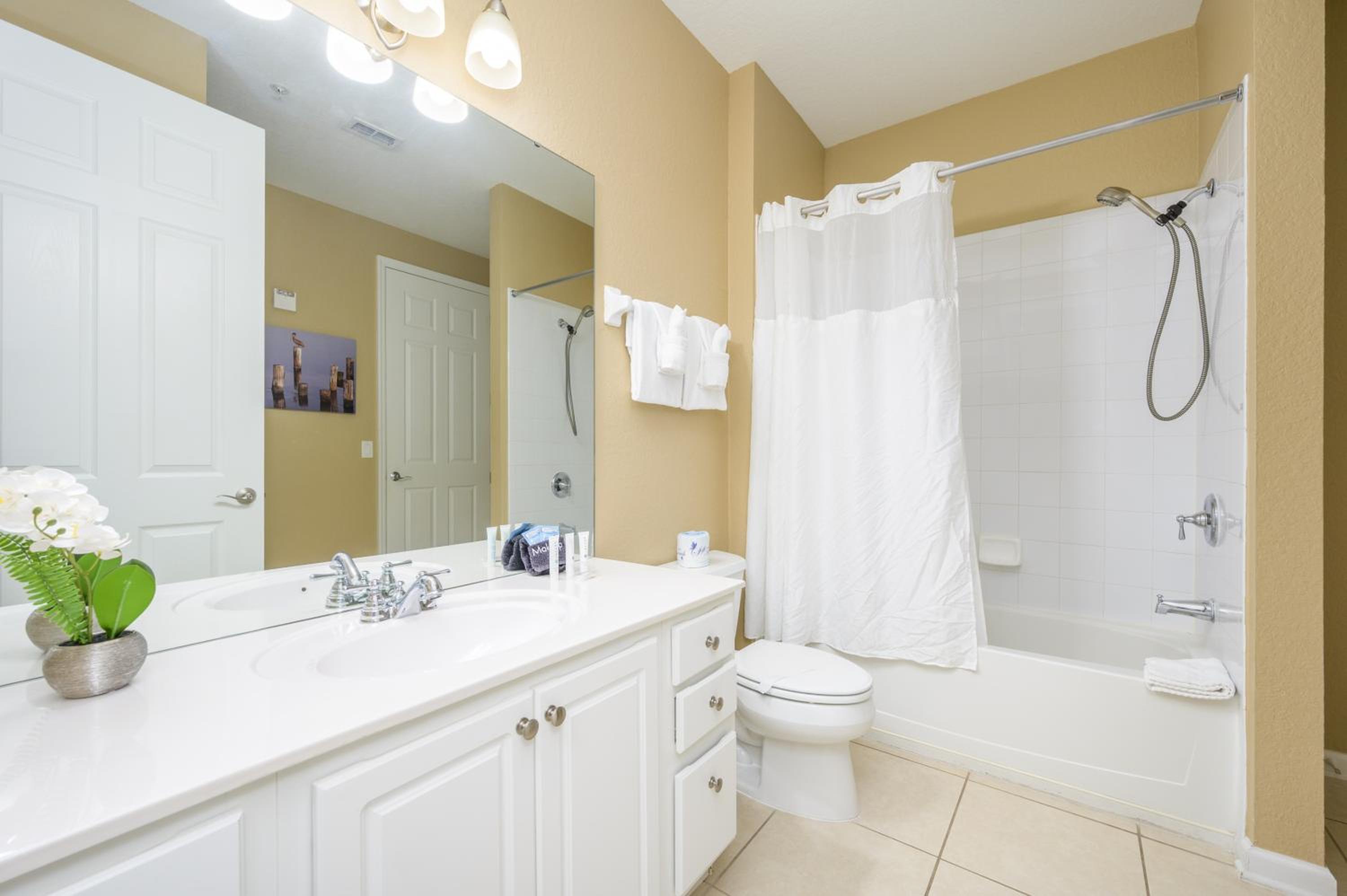 Premium Lake View Condo , Vista Cay - 1007
