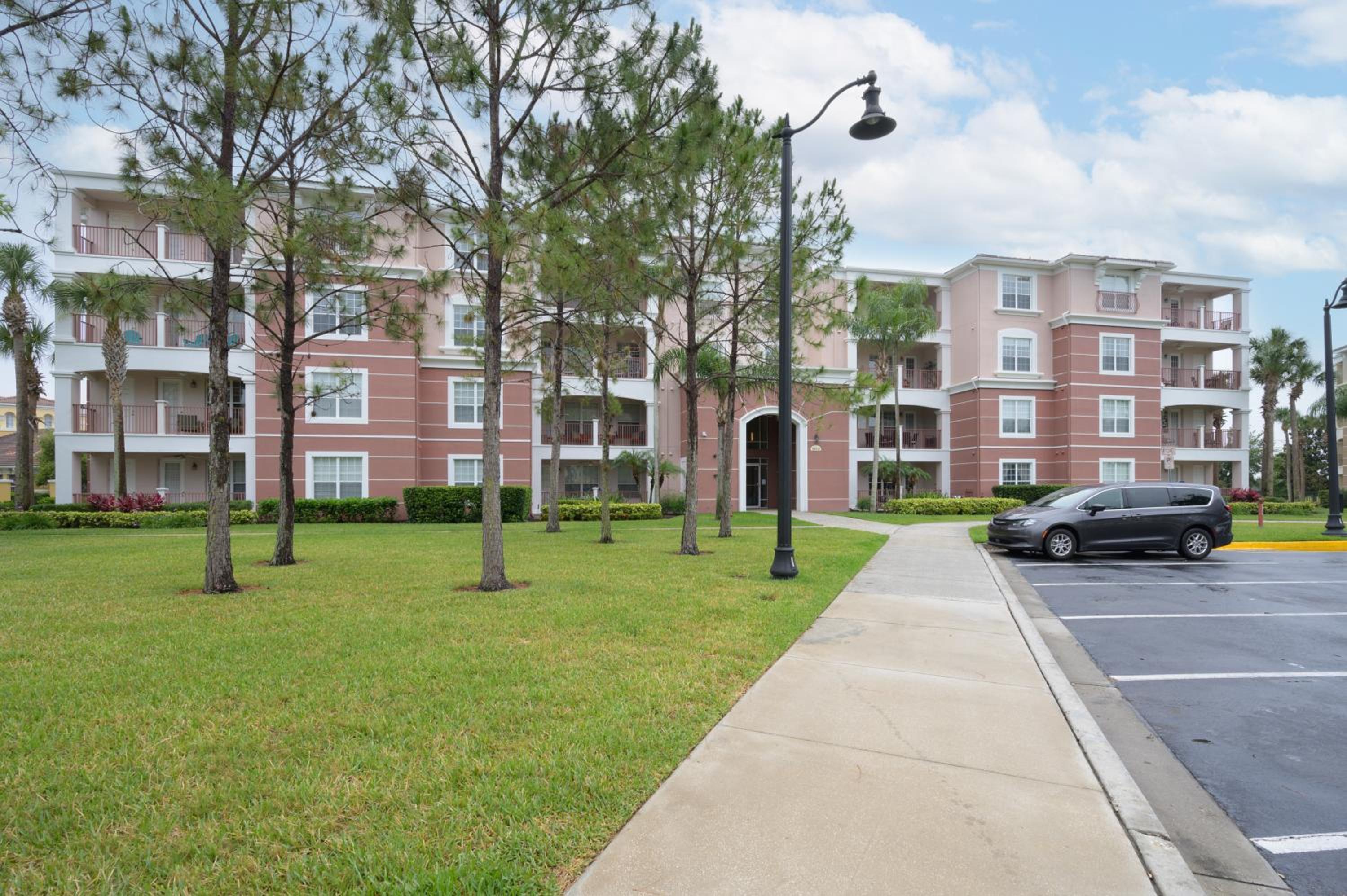 Premium Lake View Condo , Vista Cay - 1007