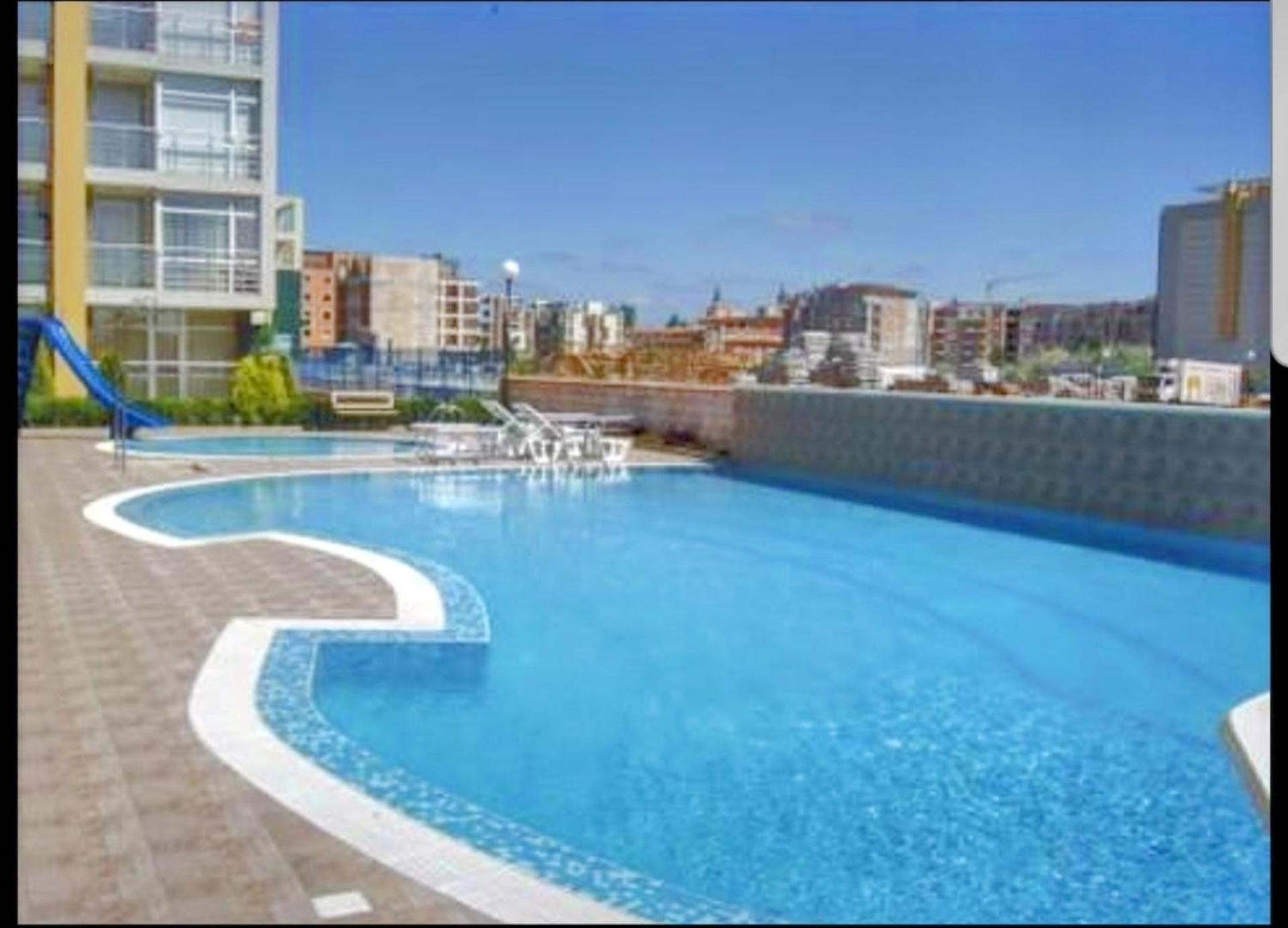 1 Bed Penthouse Sleeps 6 - Outdoor Pool - Garden