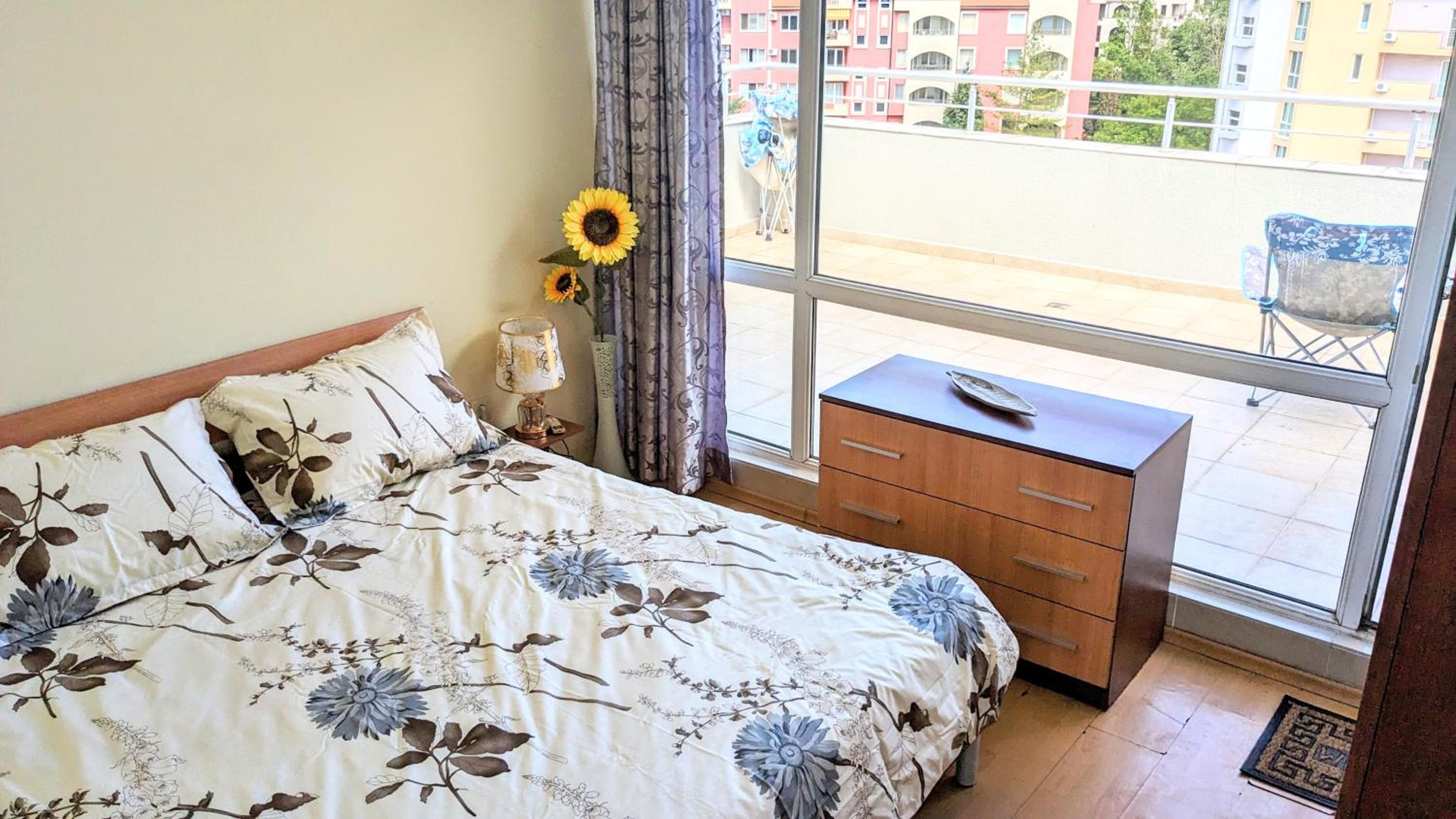 1 Bed Penthouse Sleeps 6 - Outdoor Pool - Garden