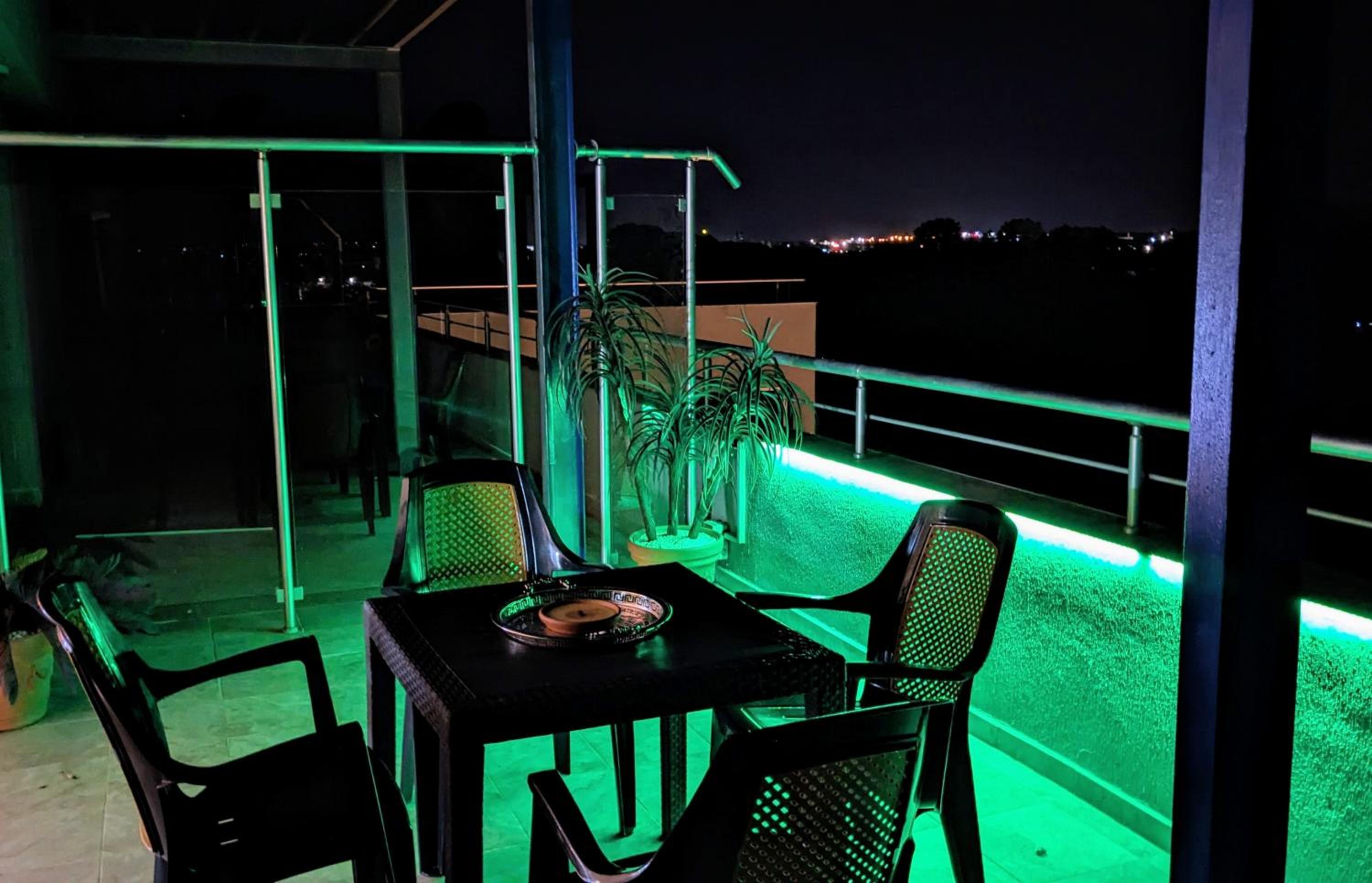 1 Bed Penthouse Sleeps 6 - Outdoor Pool - Garden