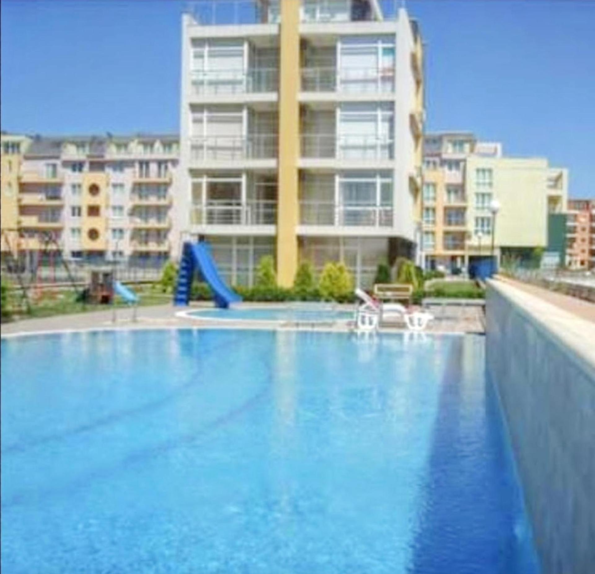 1 Bed Penthouse Sleeps 6 - Outdoor Pool - Garden