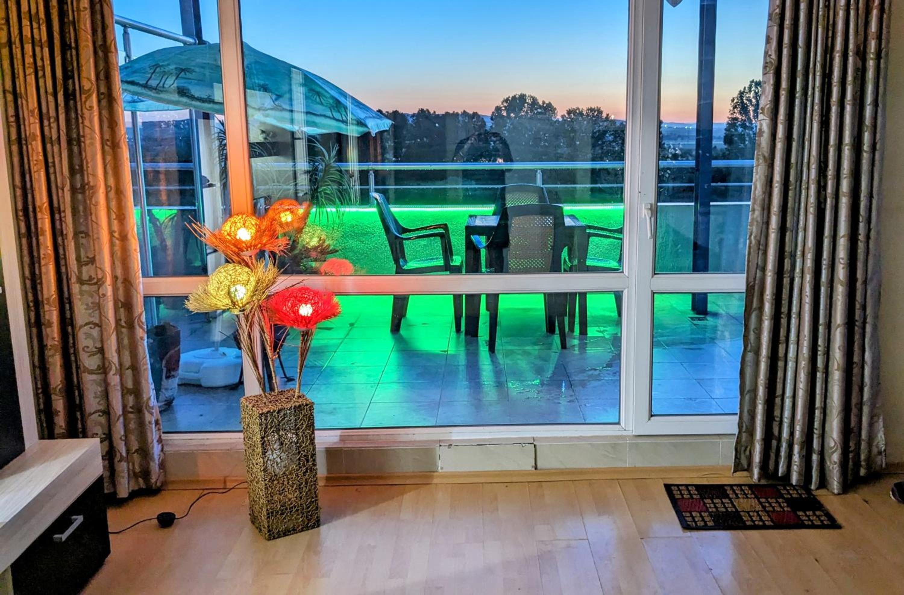 1 Bed Penthouse Sleeps 6 - Outdoor Pool - Garden