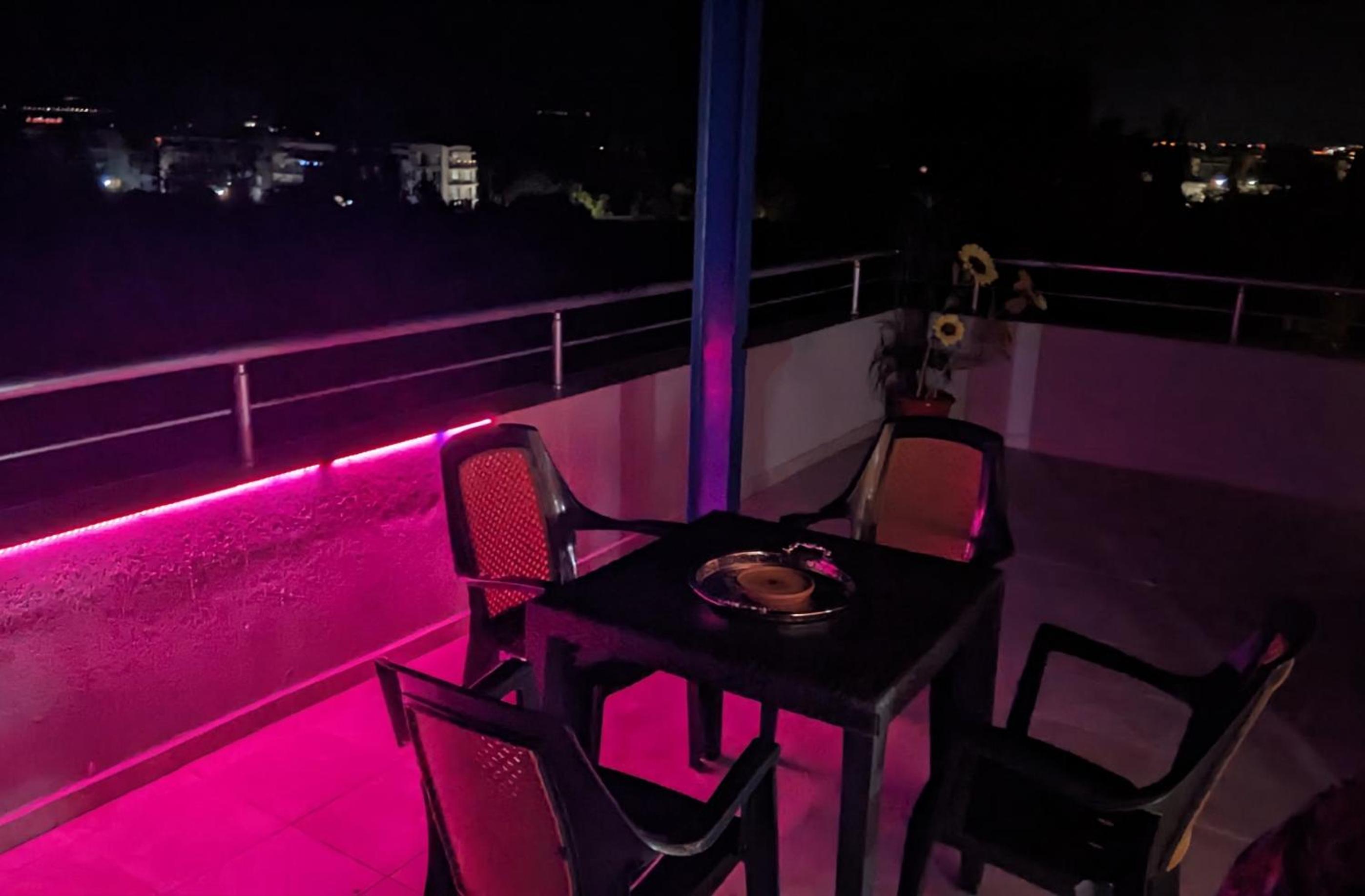 1 Bed Penthouse Sleeps 6 - Outdoor Pool - Garden