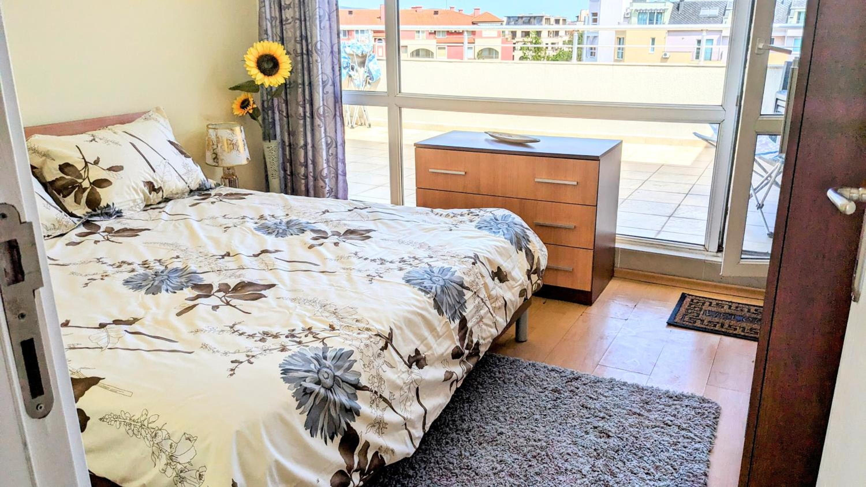1 Bed Penthouse Sleeps 6 - Outdoor Pool - Garden