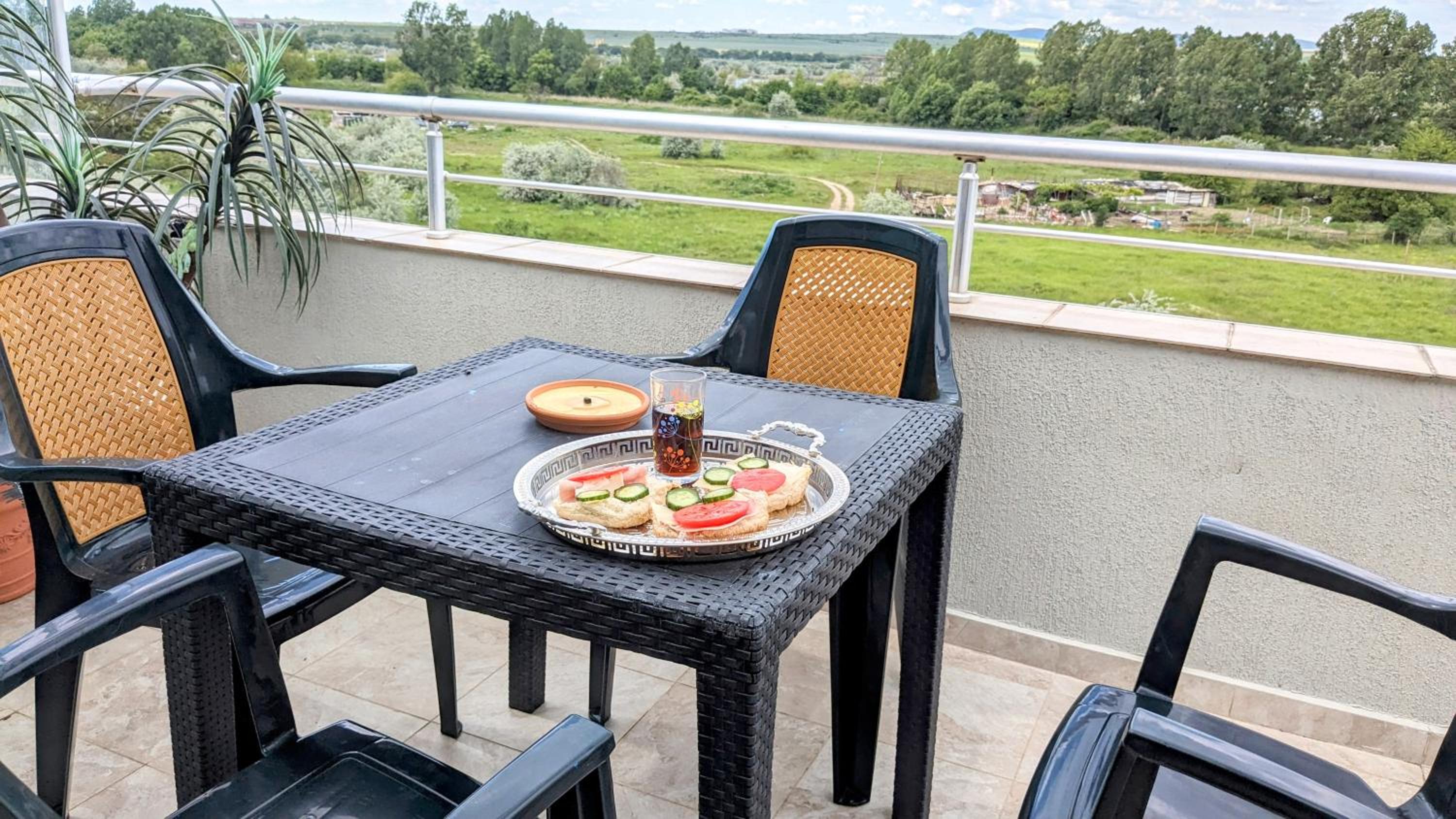 1 Bed Penthouse Sleeps 6 - Outdoor Pool - Garden