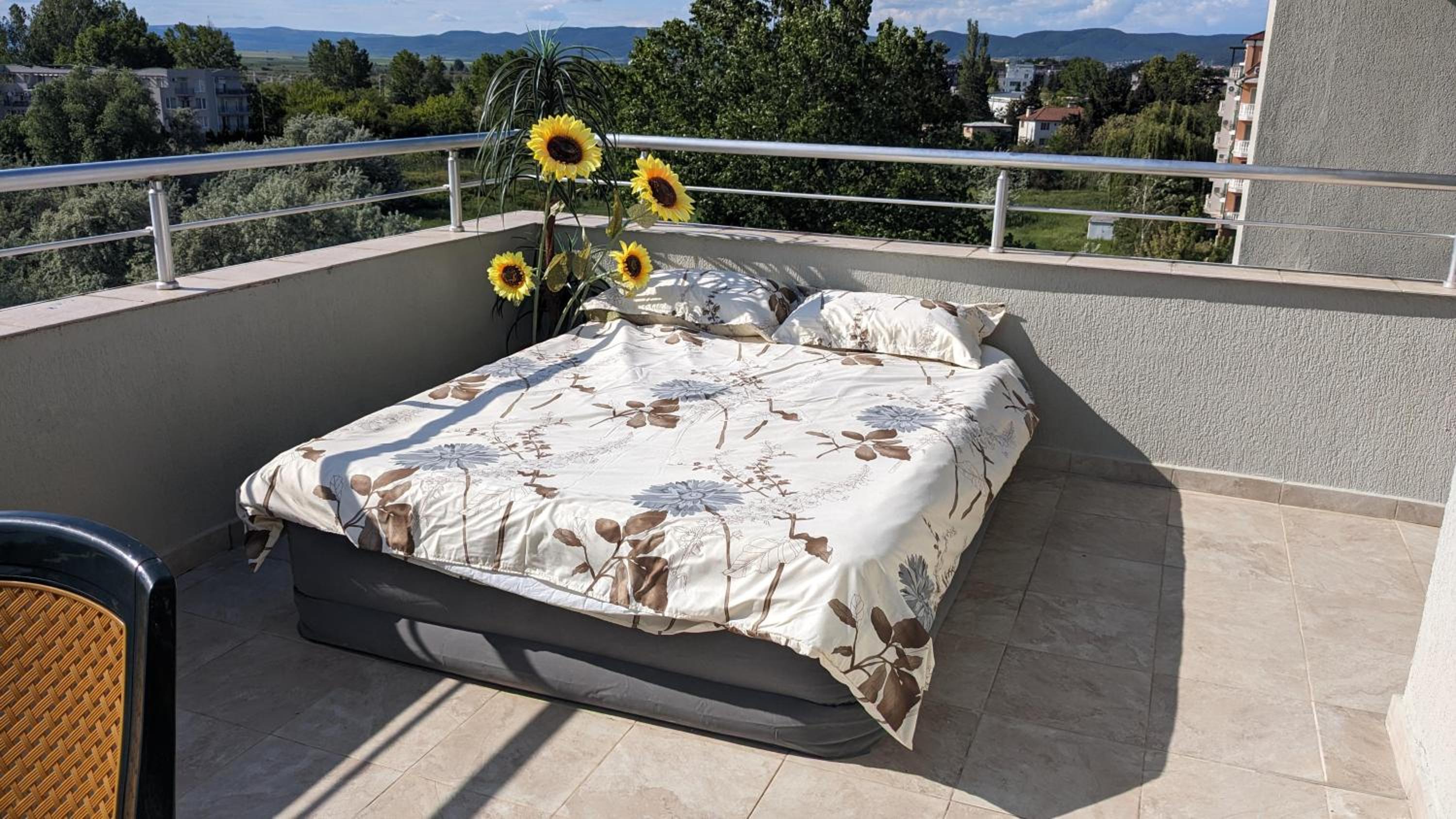 1 Bed Penthouse Sleeps 6 - Outdoor Pool - Garden