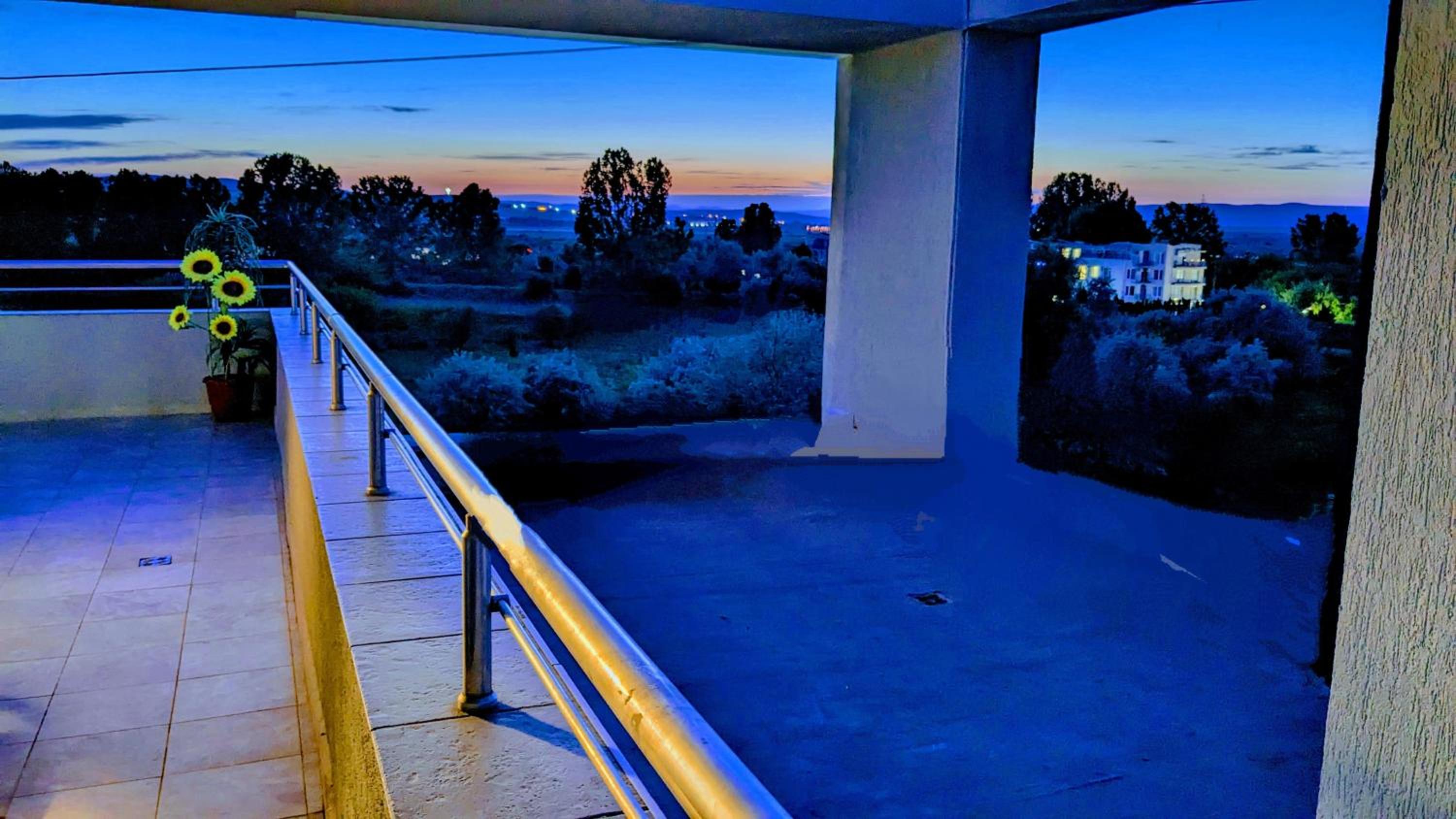 1 Bed Penthouse Sleeps 6 - Outdoor Pool - Garden