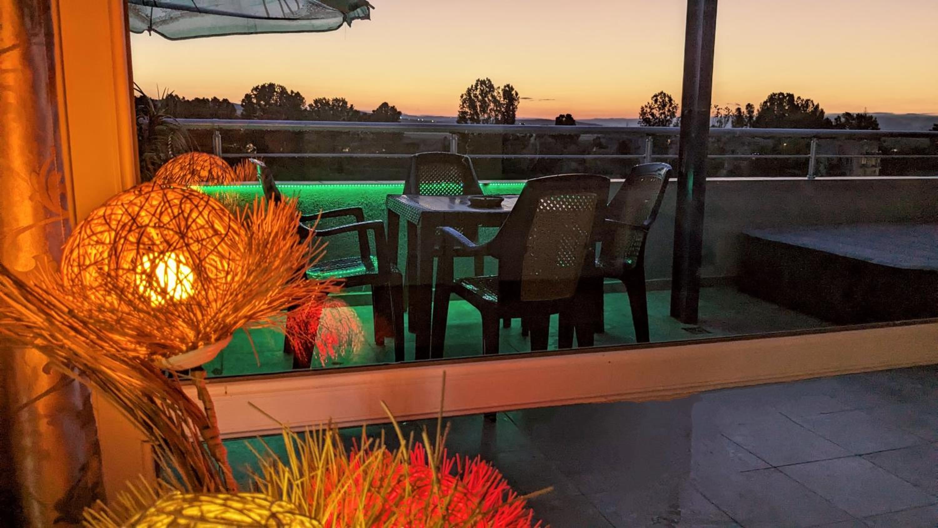 1 Bed Penthouse Sleeps 6 - Outdoor Pool - Garden