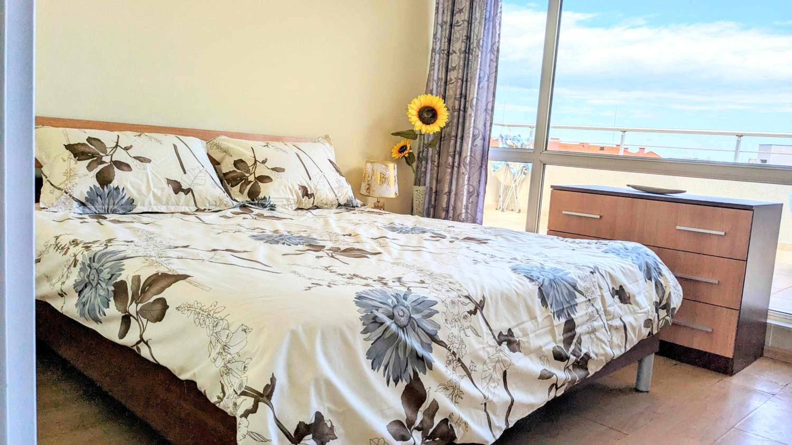 1 Bed Penthouse Sleeps 6 - Outdoor Pool - Garden