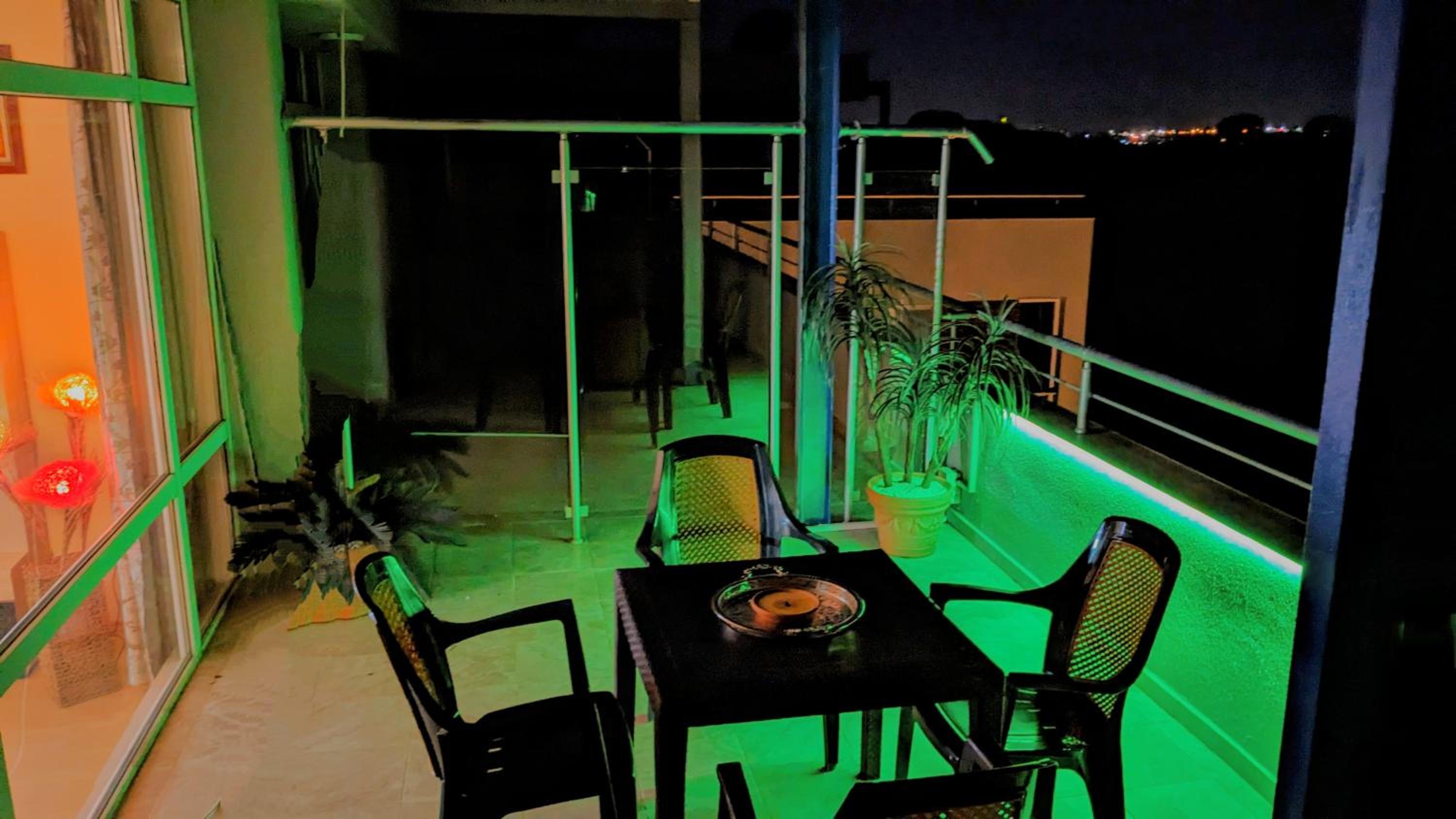 1 Bed Penthouse Sleeps 6 - Outdoor Pool - Garden