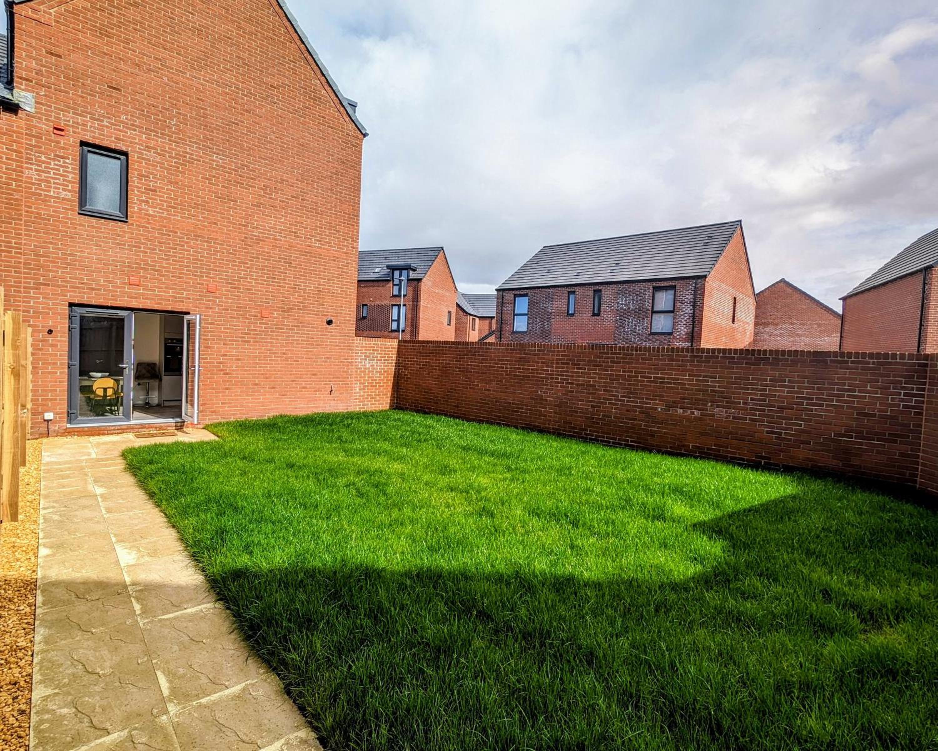 Modern 4 bed house in Newport home away from home view 3