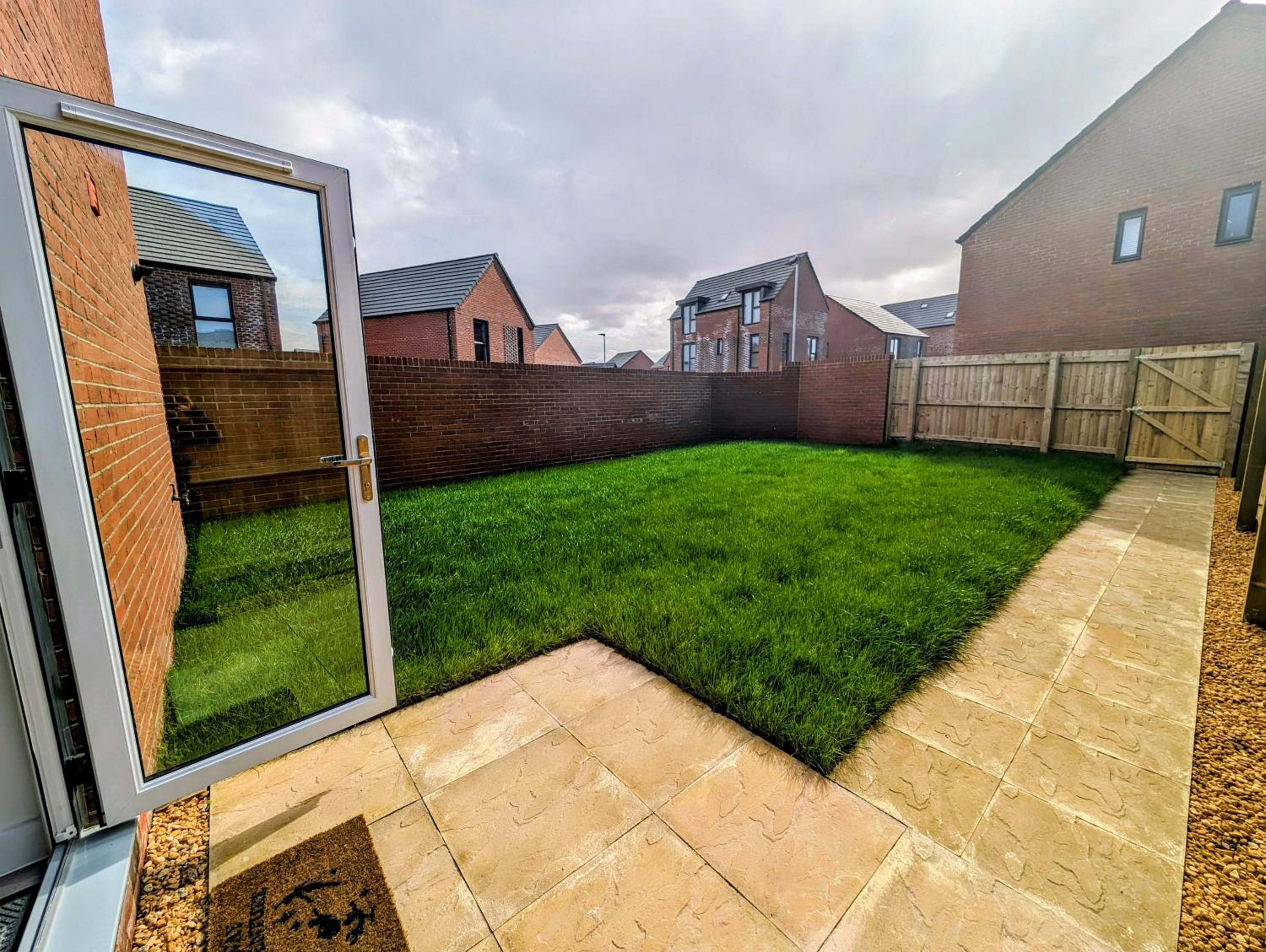 Modern 4 bed house in Newport home away from home view 5