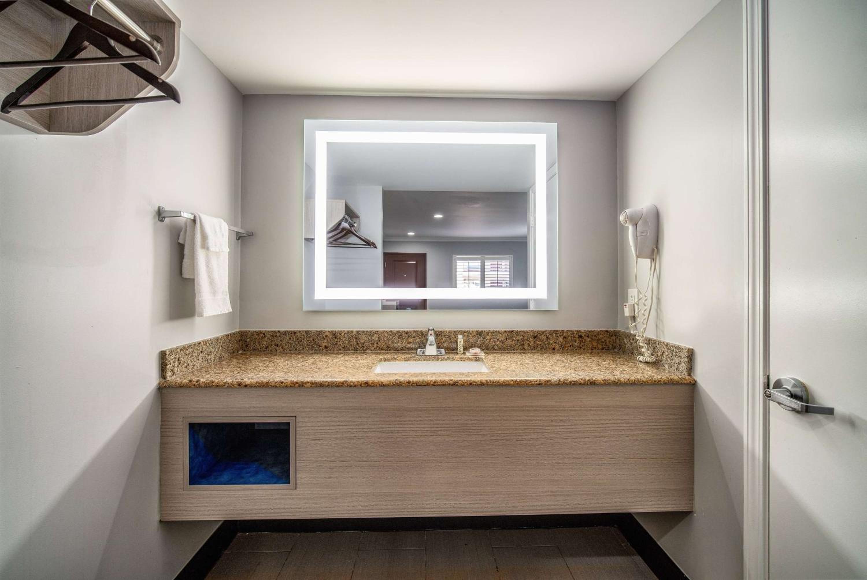 Travelodge Inn & Suites by Wyndham Bell Los Angeles Area