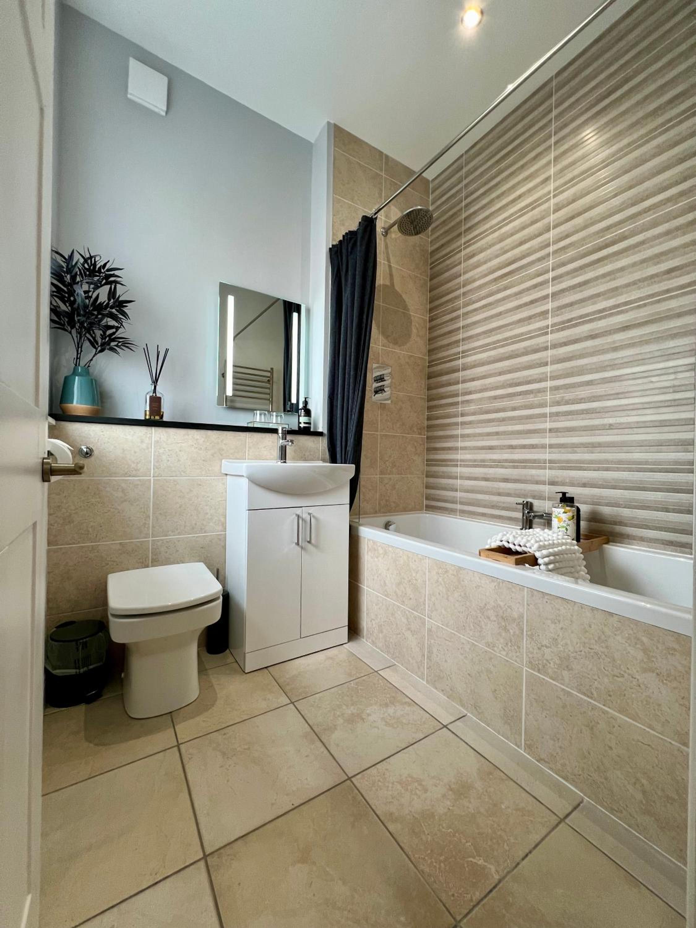 Private Double Room with Ensuite, No Breakfast, Truro City Centre view 5