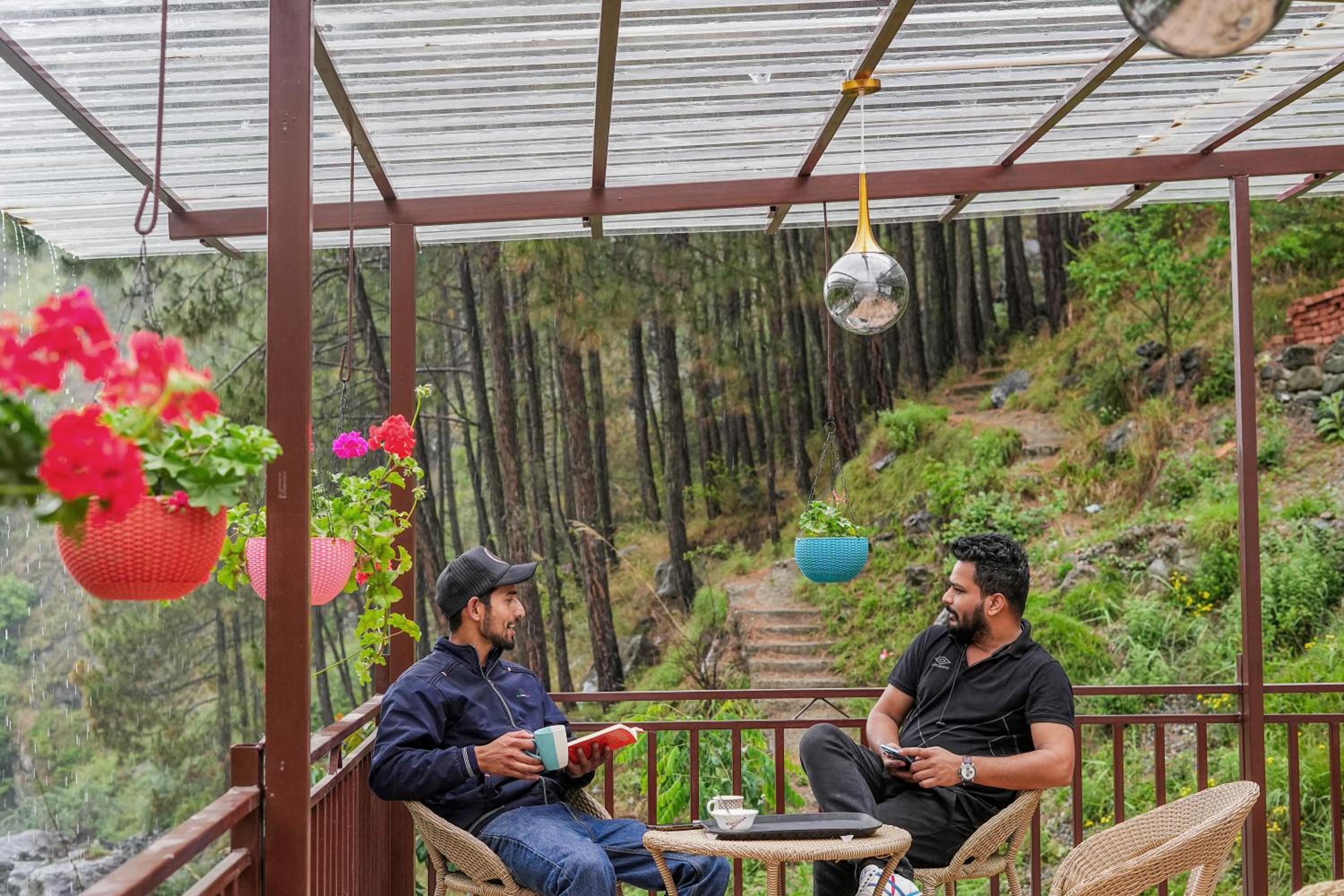 SaffronStays Tirthan Twins- Riverside Villa & Bonfire view 5