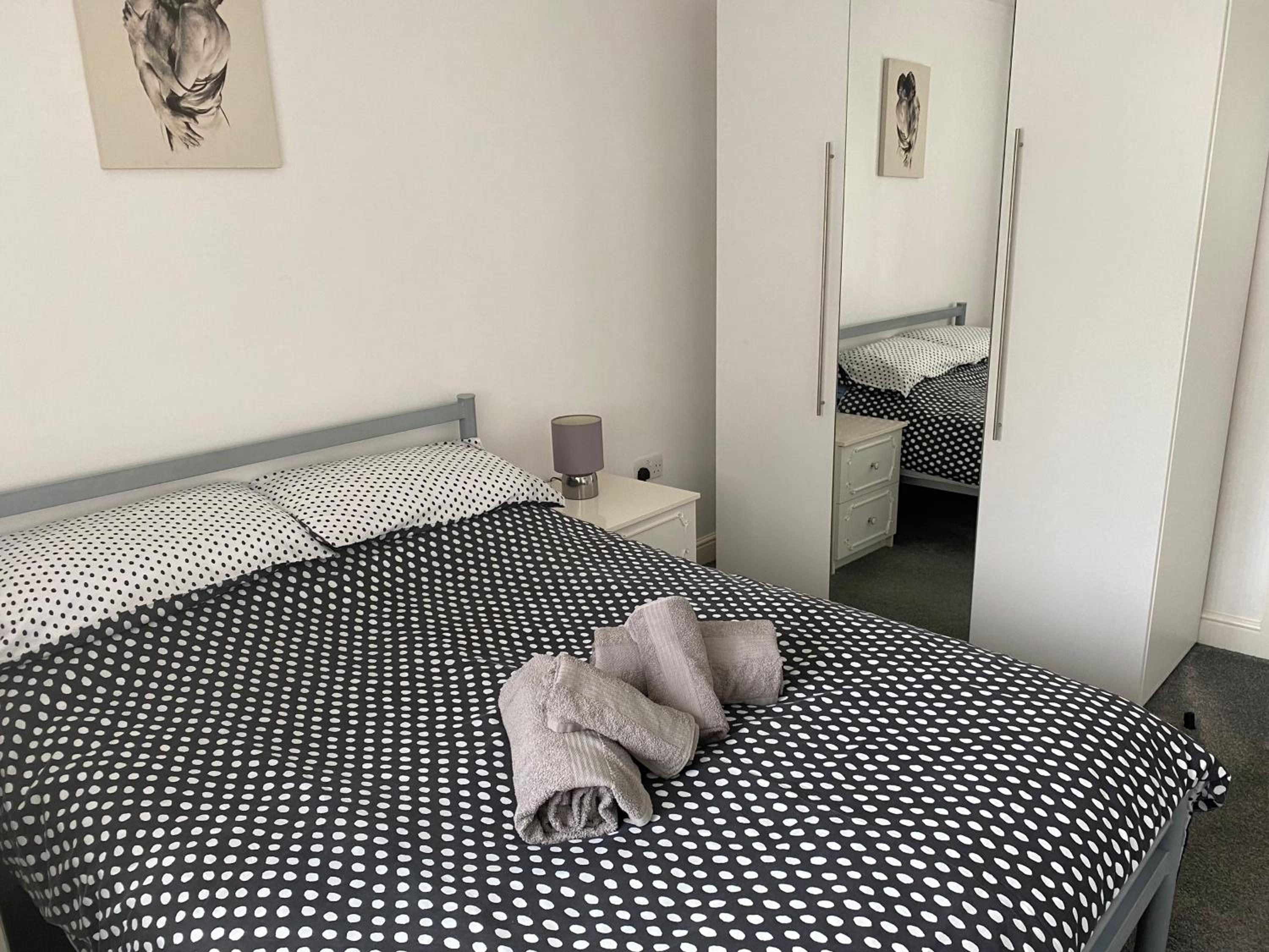 Cottage - Sleeps 4 - Dog friendly - Parking view 5