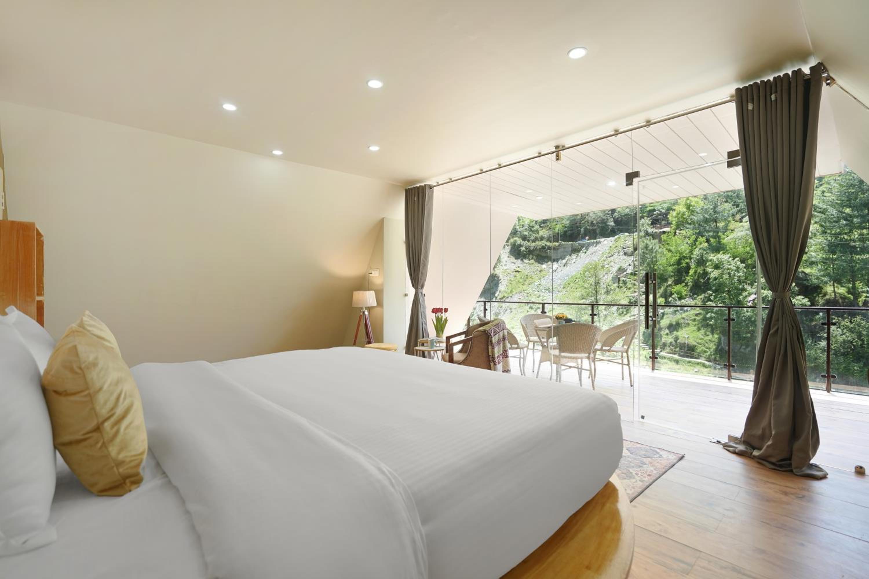 SaffronStays Tirthan Twins- Riverside Villa & Bonfire view 2