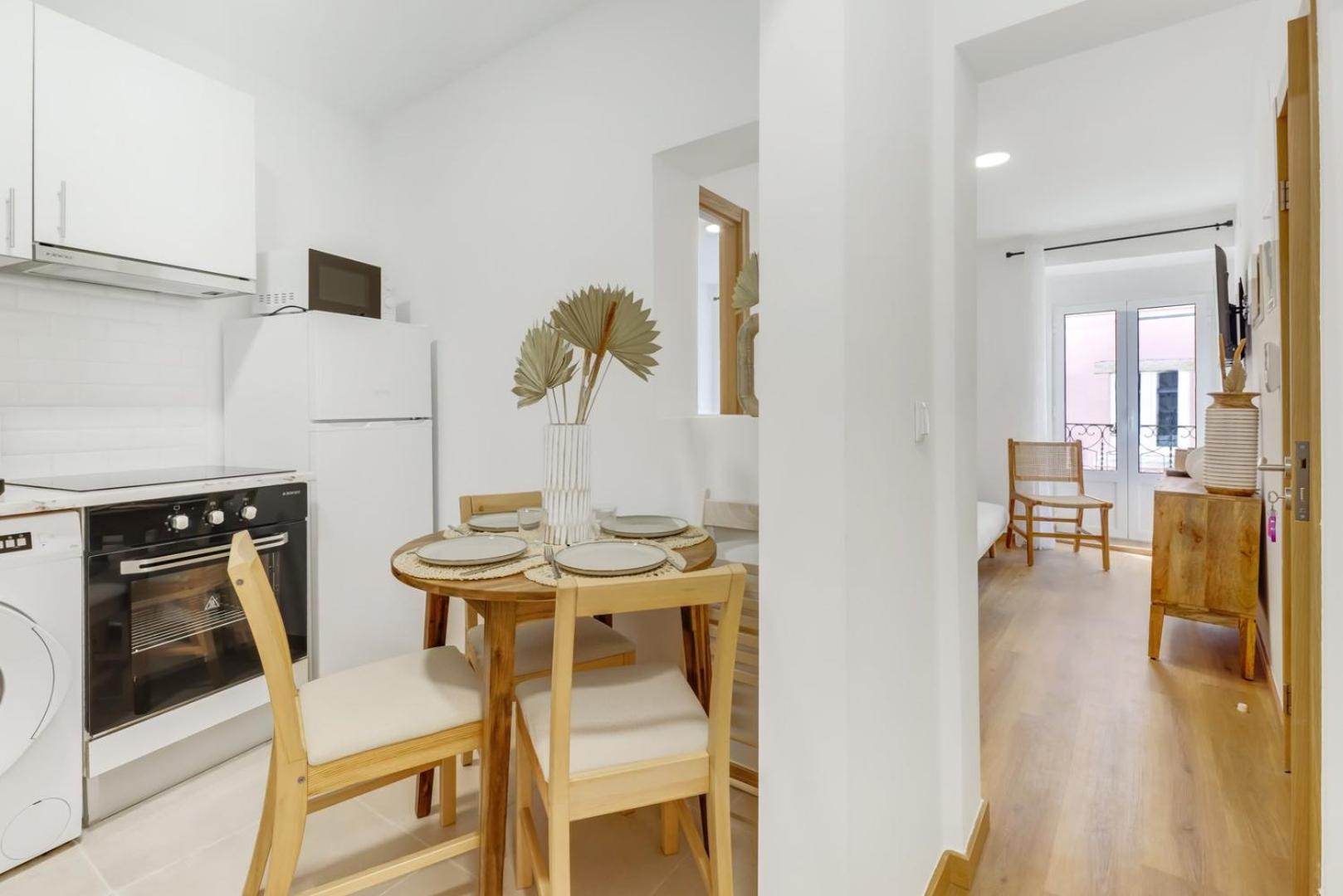 2BR renovated heart of Santos w/ AC | By Airnest view 4