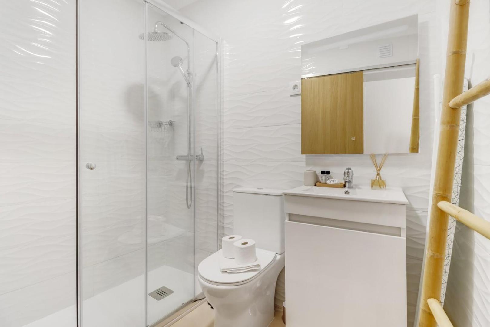 2BR renovated heart of Santos w/ AC | By Airnest view 3