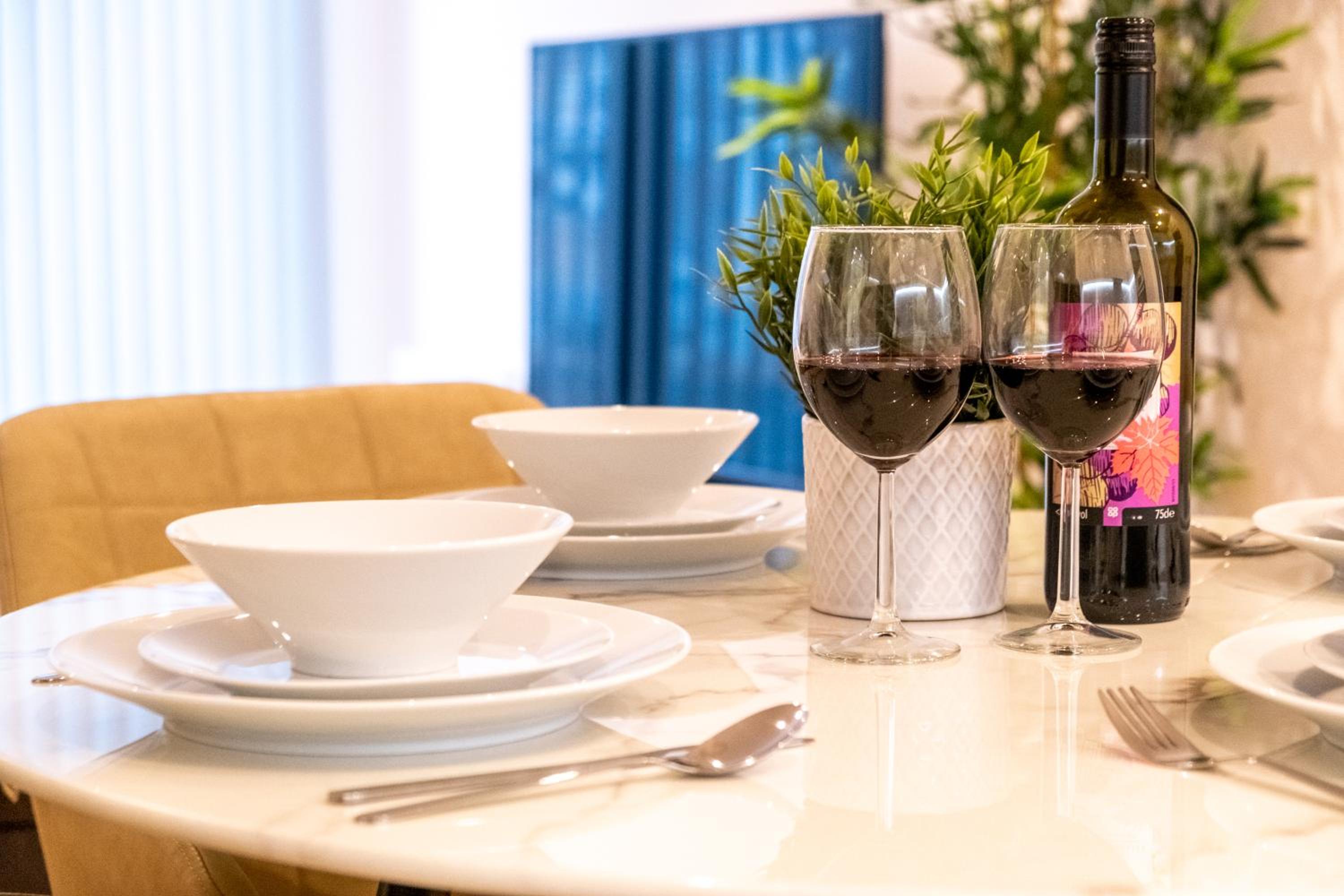 Hotel Pluxa Crème Opulence 5 Star Beautiful High End Apartment in Birmingham City Centre - Image 1