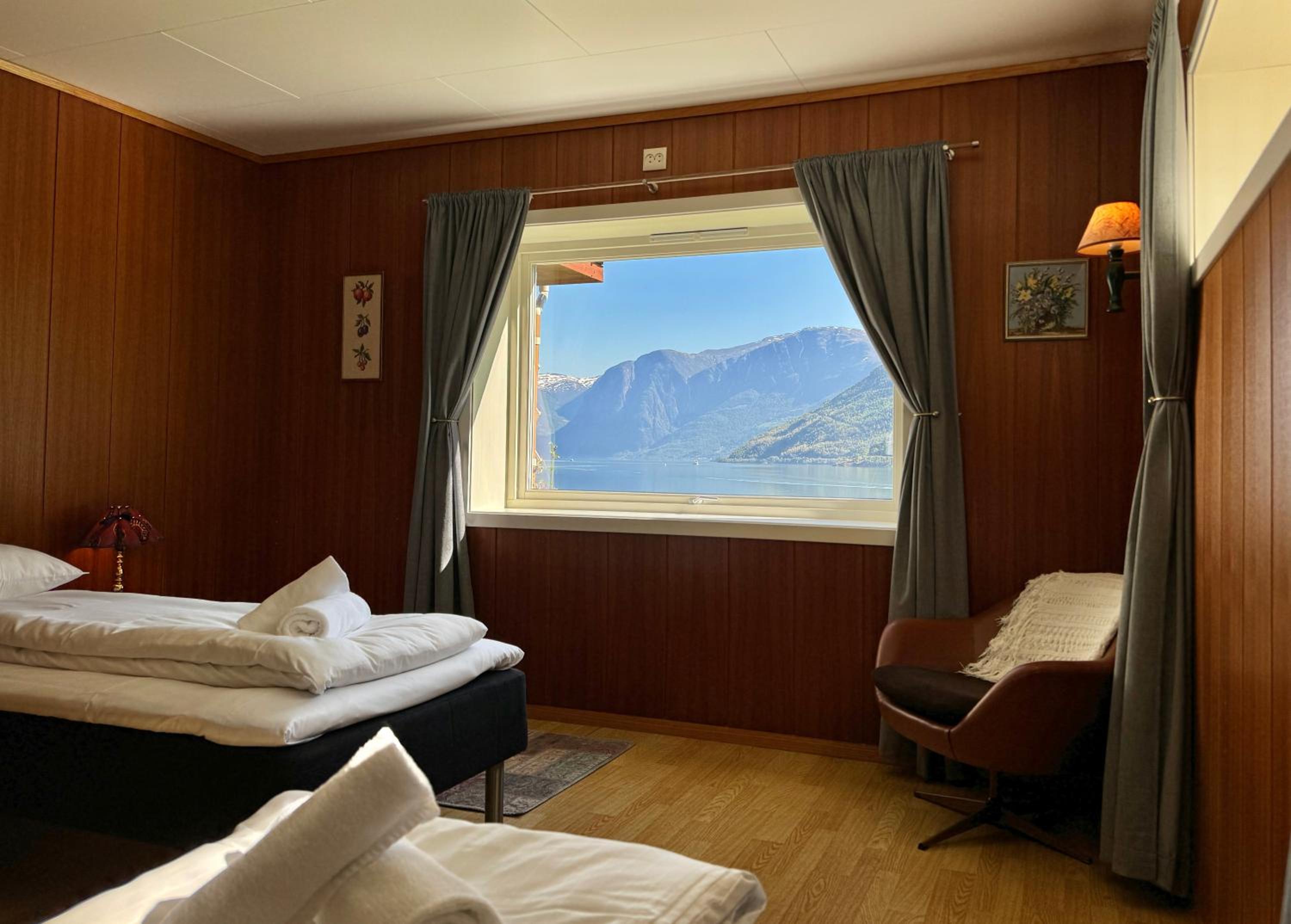 Svingen Guesthouse - Panoramic Fjord Views in Flåm view 4