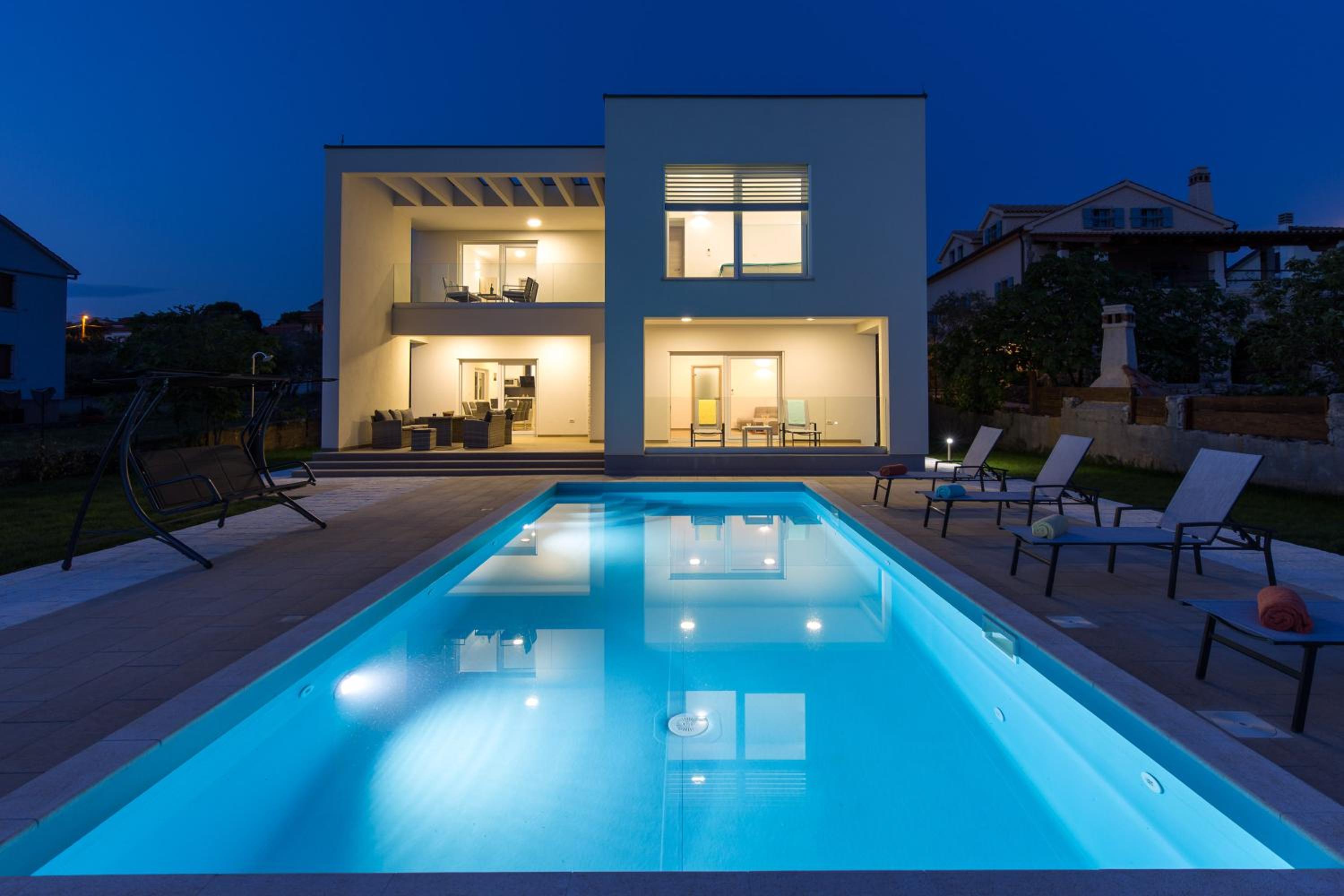 Villa with pool and view view 4