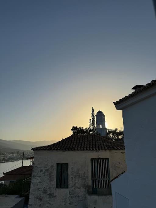 Clock Tower Arch Maison view 4
