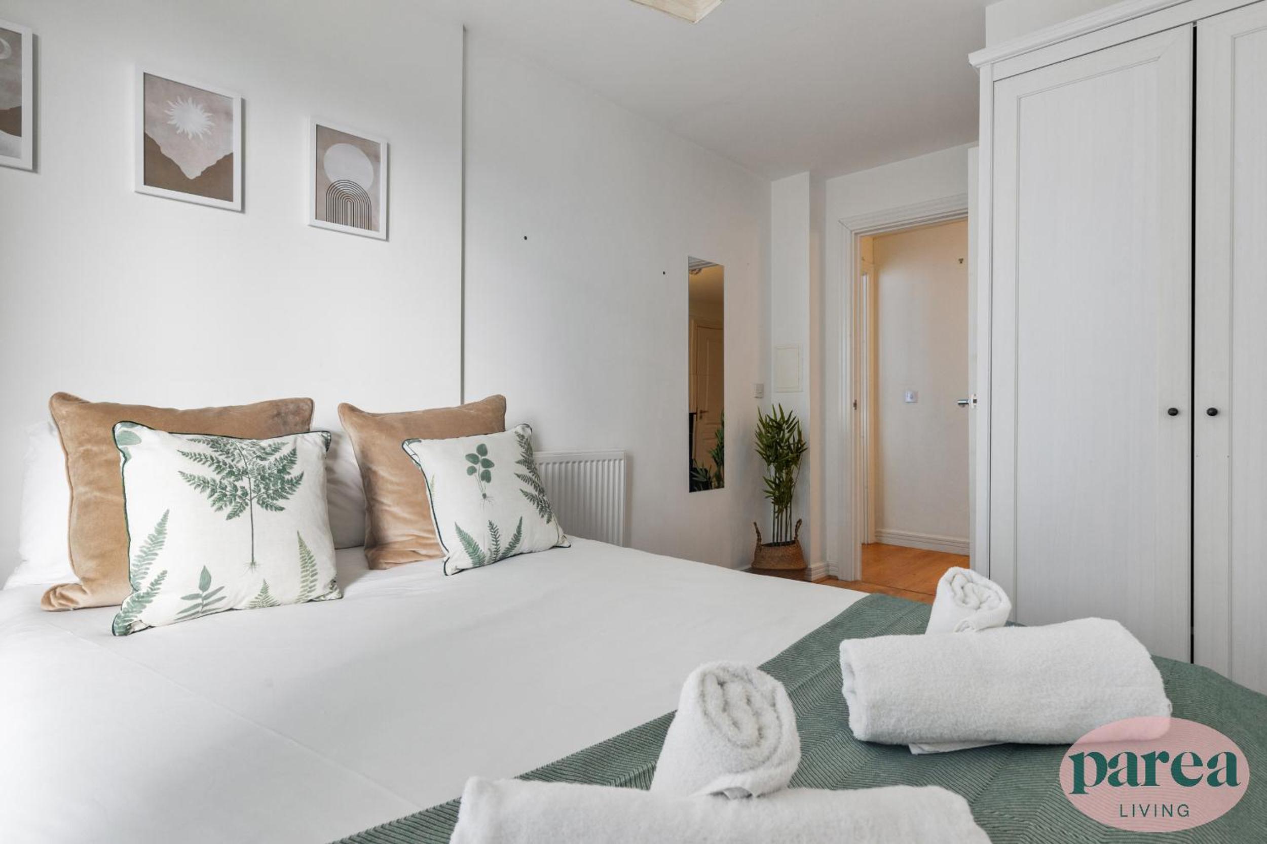Parea Living - Colorful North London Apt with Balcony Views view 4
