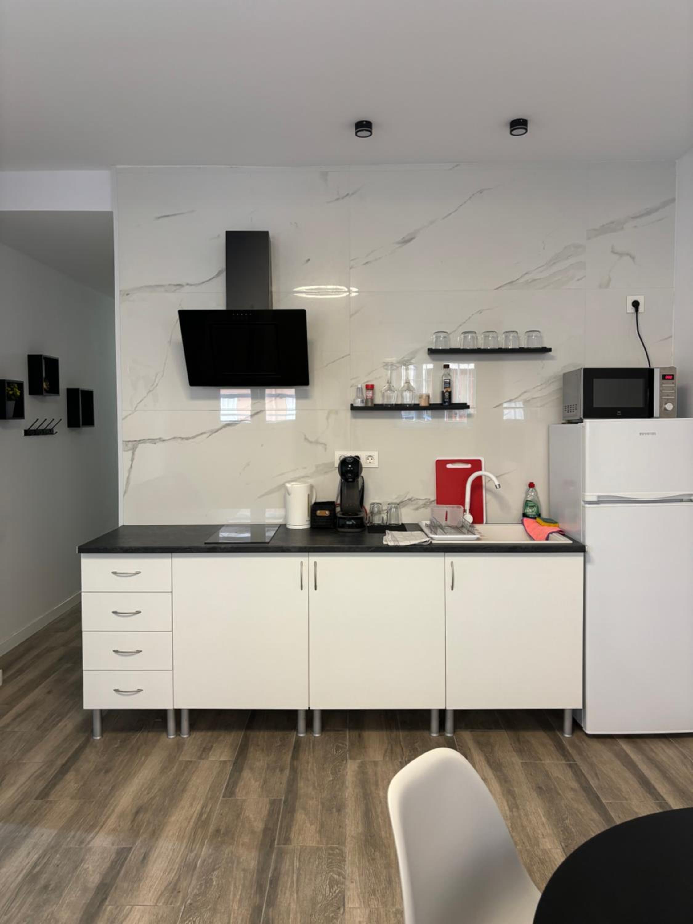 Apartamento blanco y negro en el centro