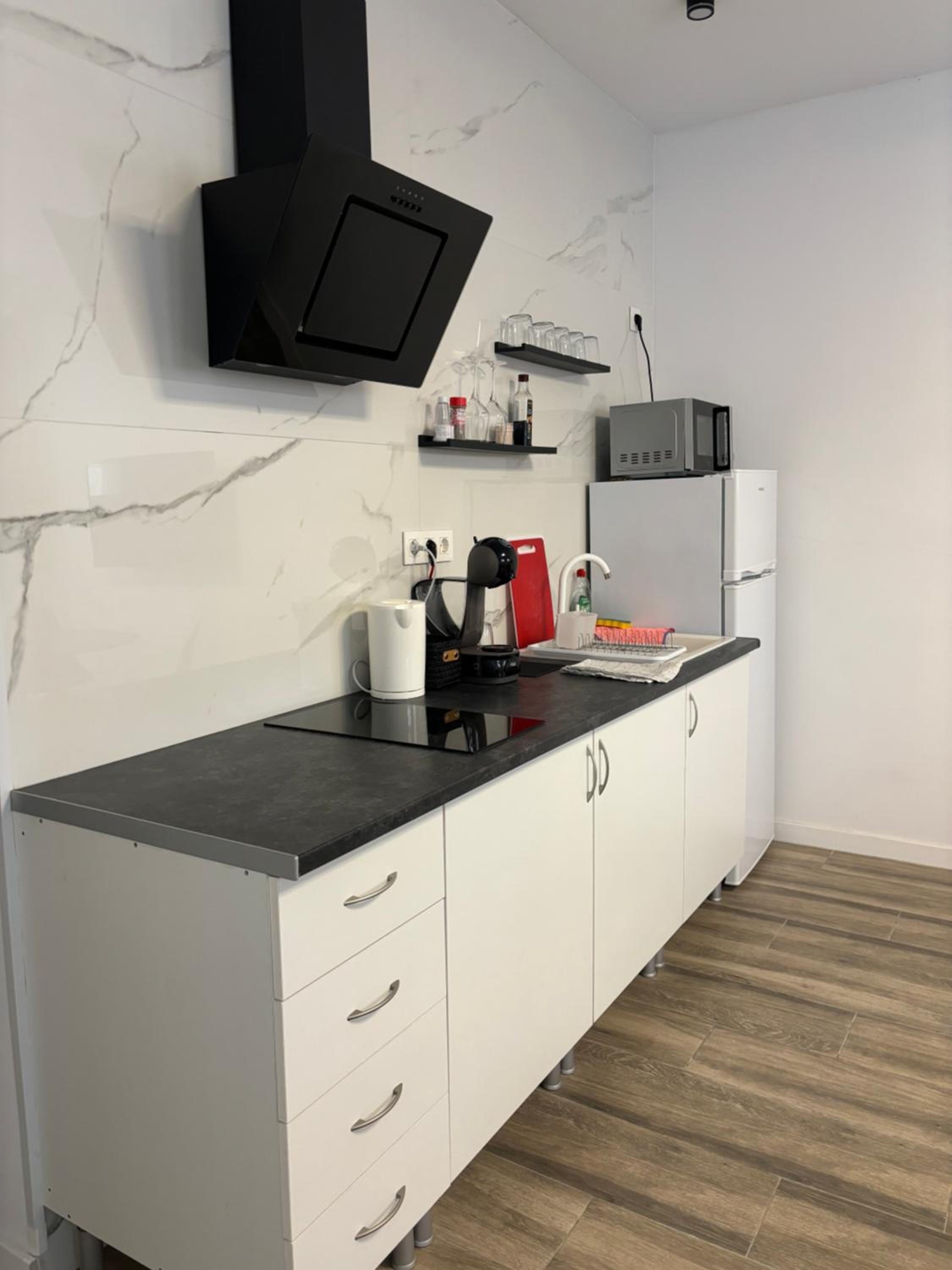 Apartamento blanco y negro en el centro