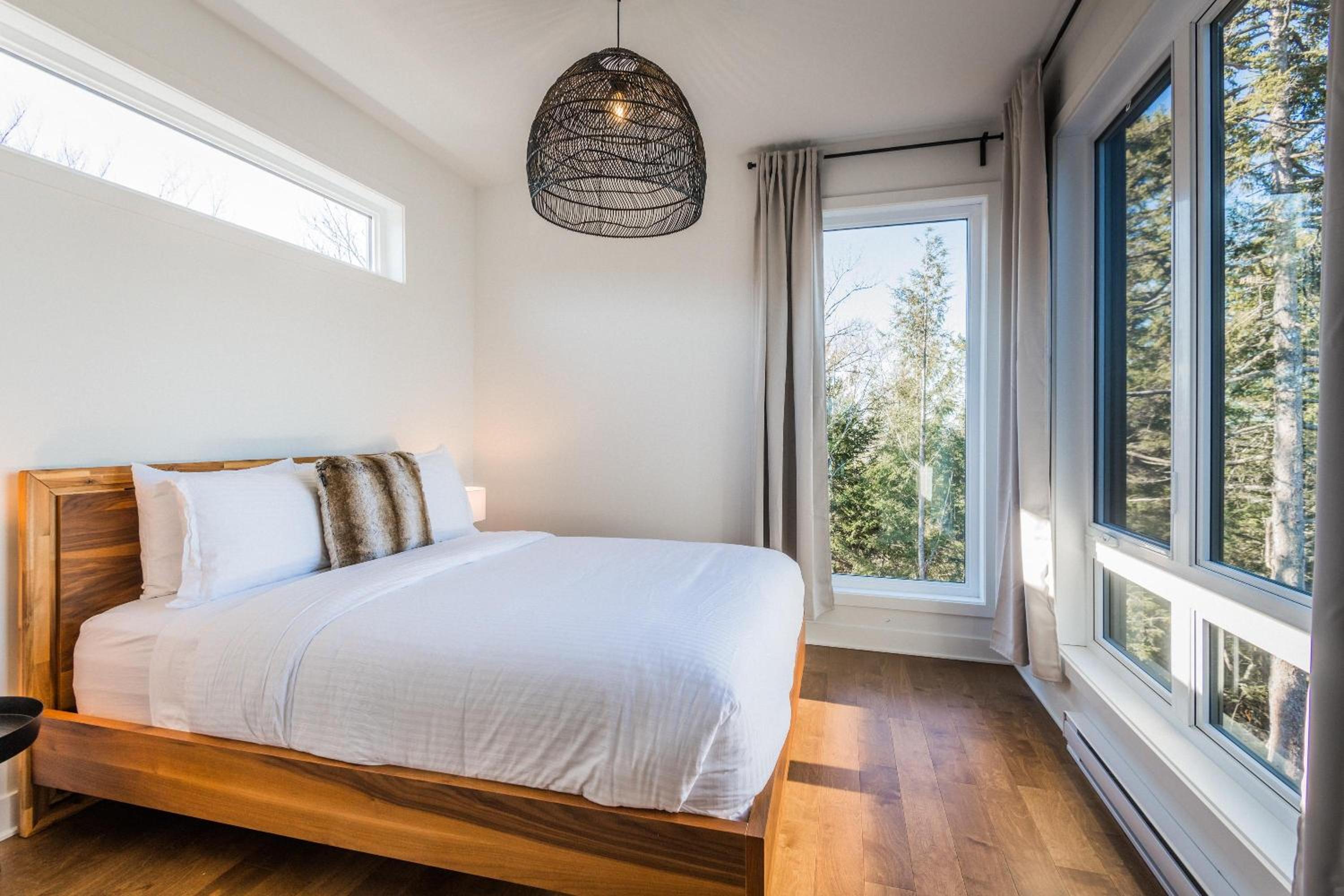 Chalet XO Tremblant - 5BRs, Private Baths, Spa, Sauna & Rooftop