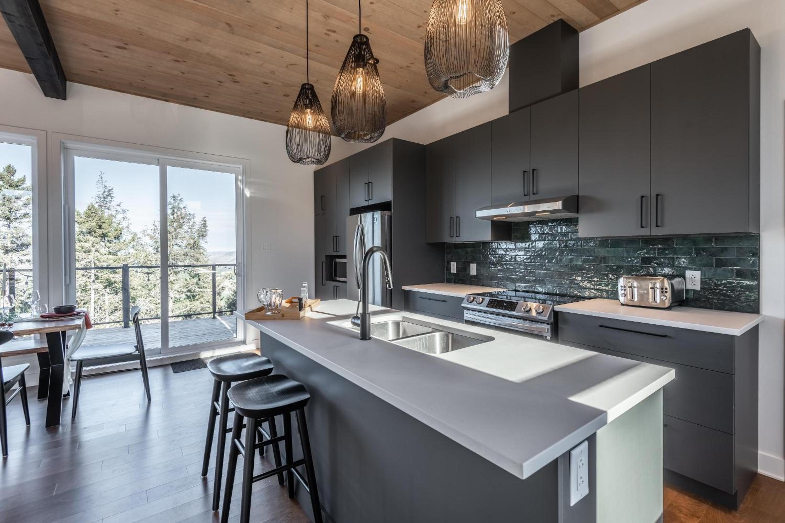 Chalet XO Tremblant - 5BRs, Private Baths, Spa, Sauna & Rooftop