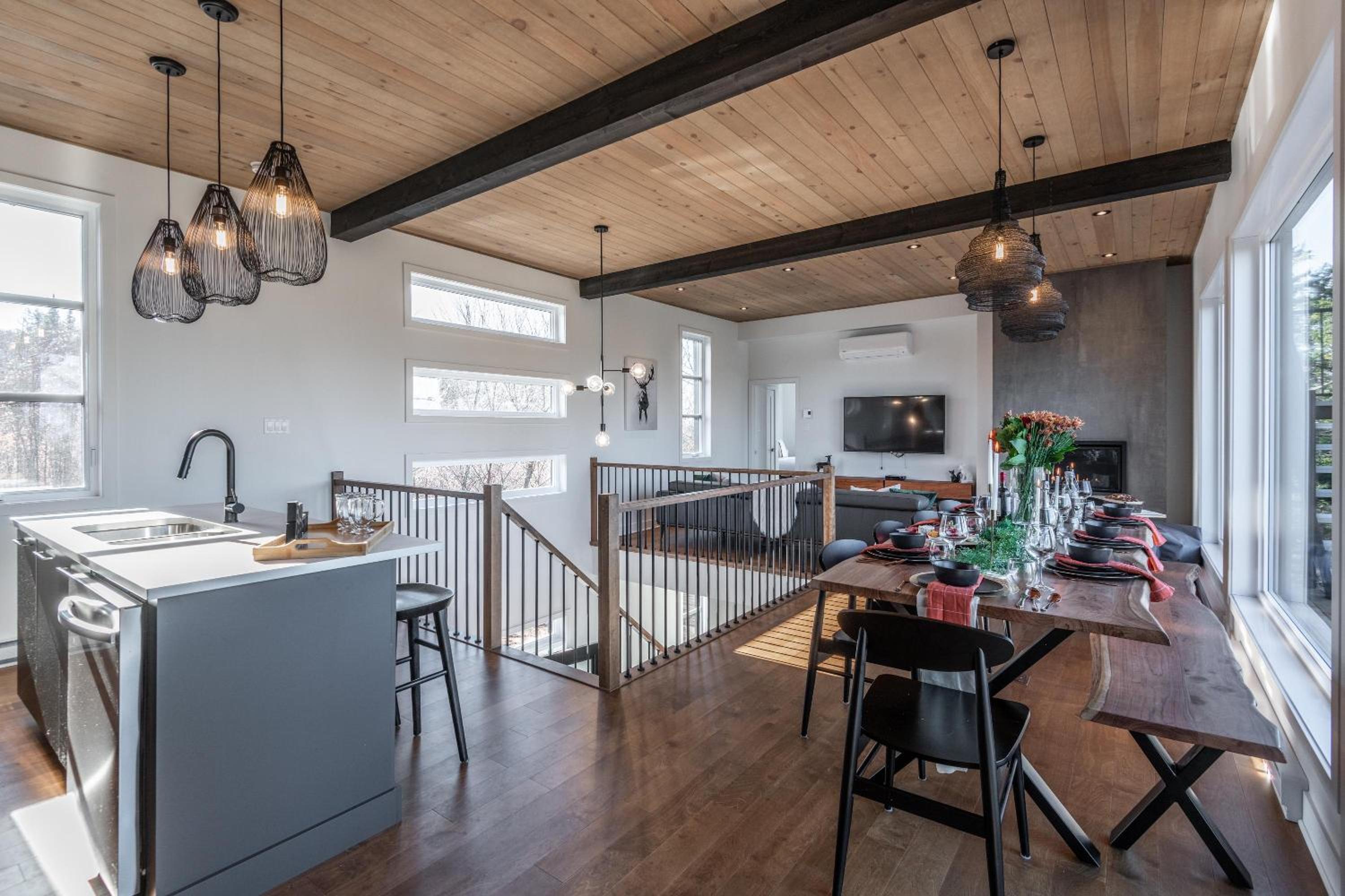 Chalet XO Tremblant - 5BRs, Private Baths, Spa, Sauna & Rooftop