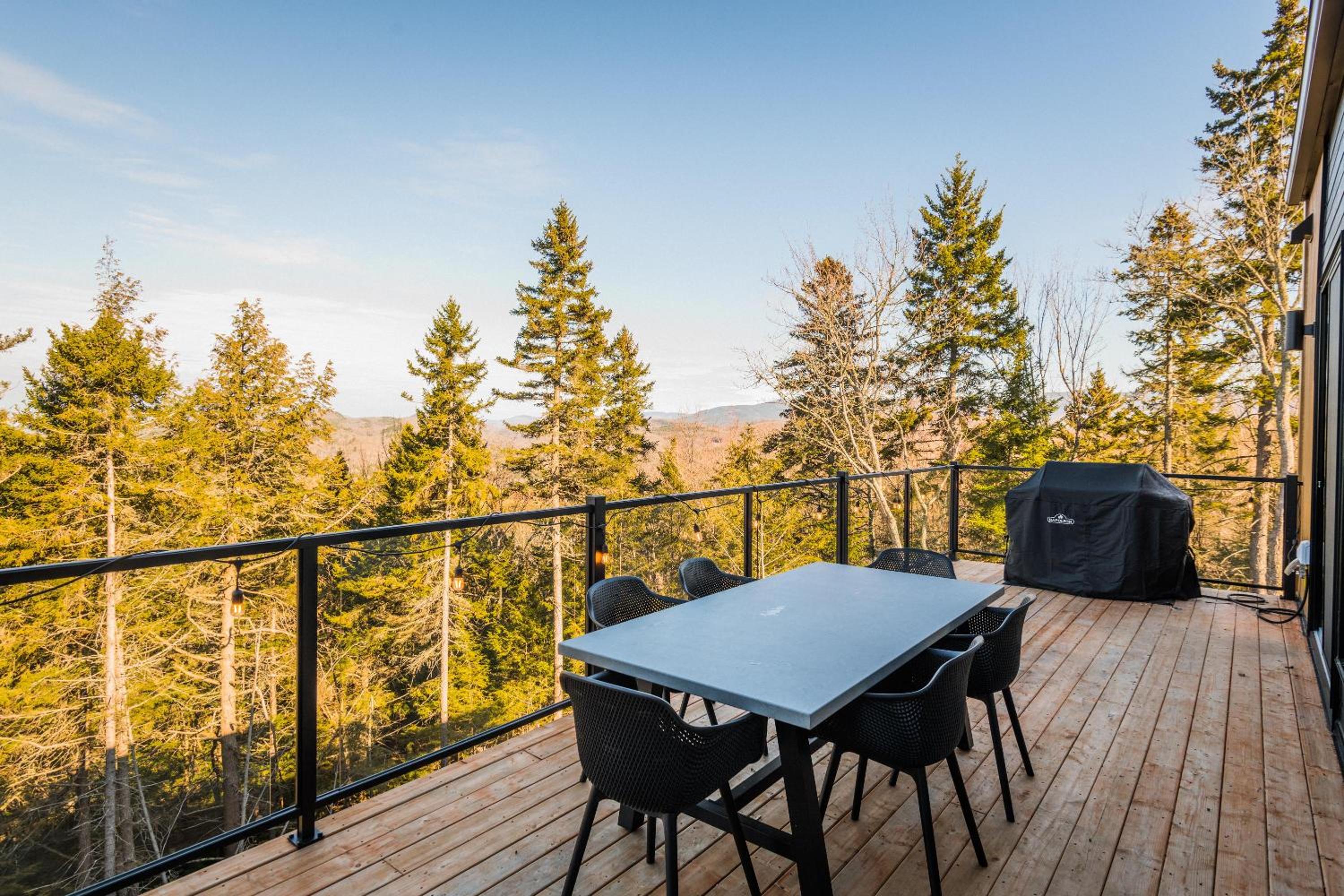Chalet XO Tremblant - 5BRs, Private Baths, Spa, Sauna & Rooftop
