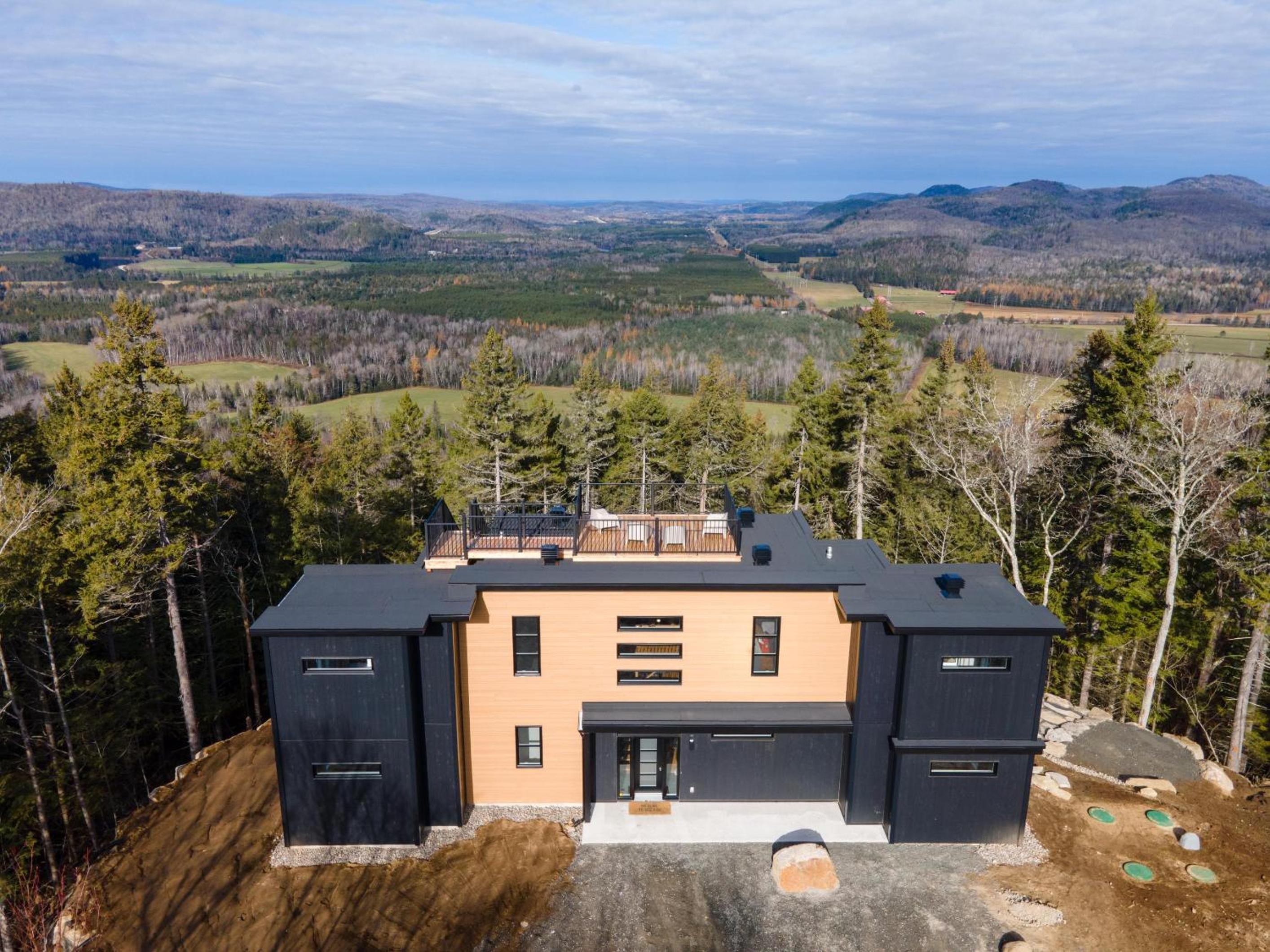 Chalet XO Tremblant - 5BRs, Private Baths, Spa, Sauna & Rooftop