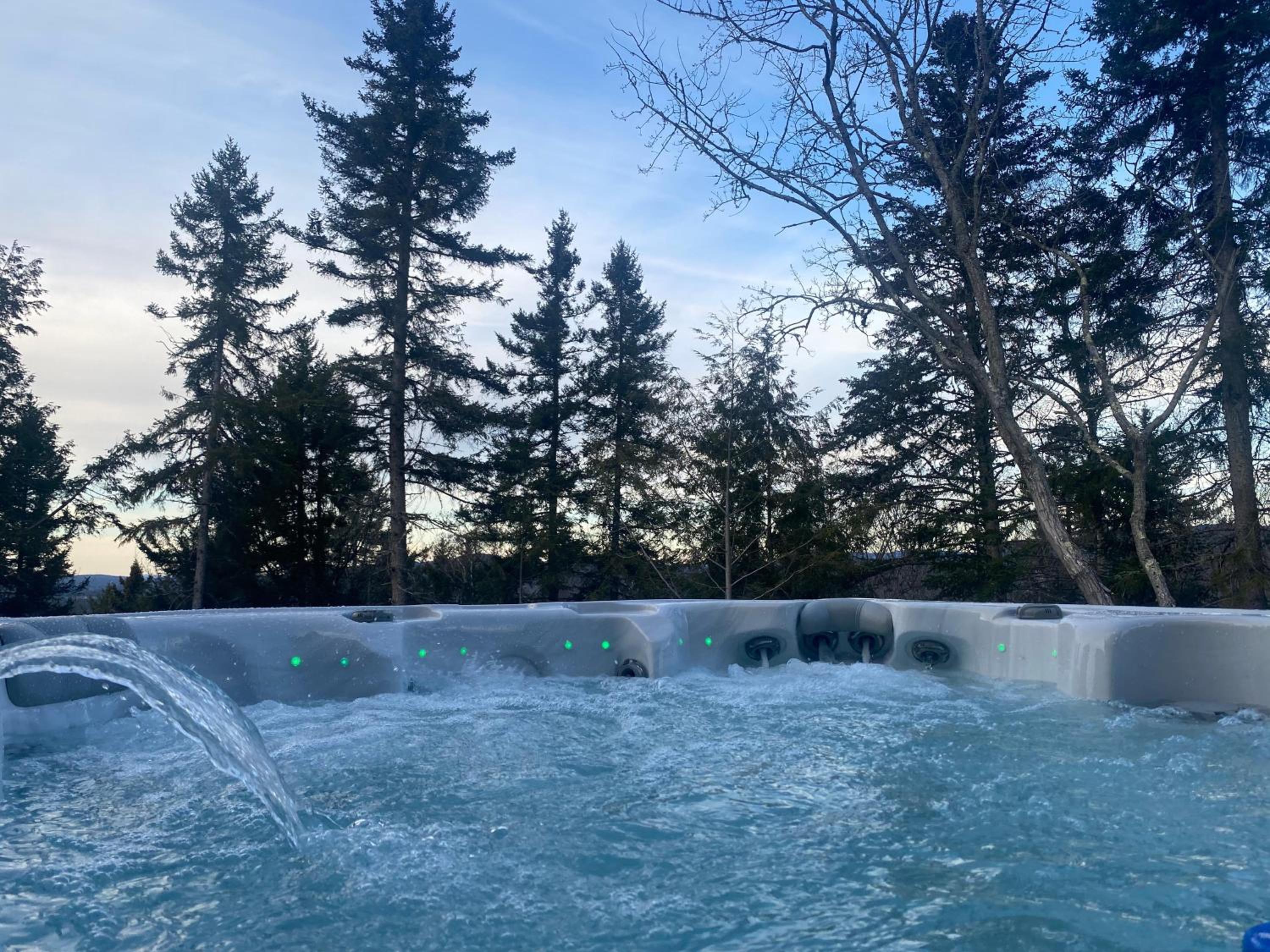 Chalet XO Tremblant - 5BRs, Private Baths, Spa, Sauna & Rooftop