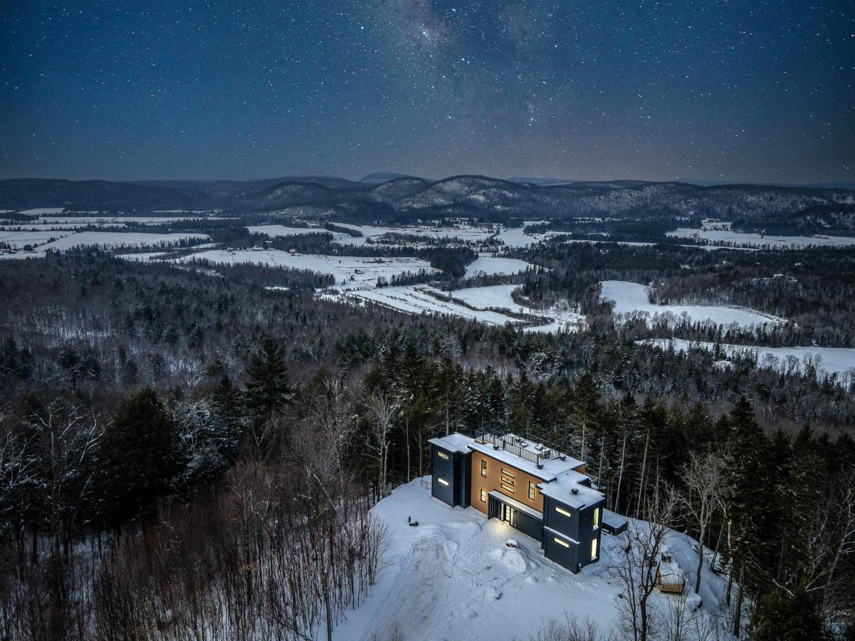 Chalet XO Tremblant - 5BRs, Private Baths, Spa, Sauna & Rooftop